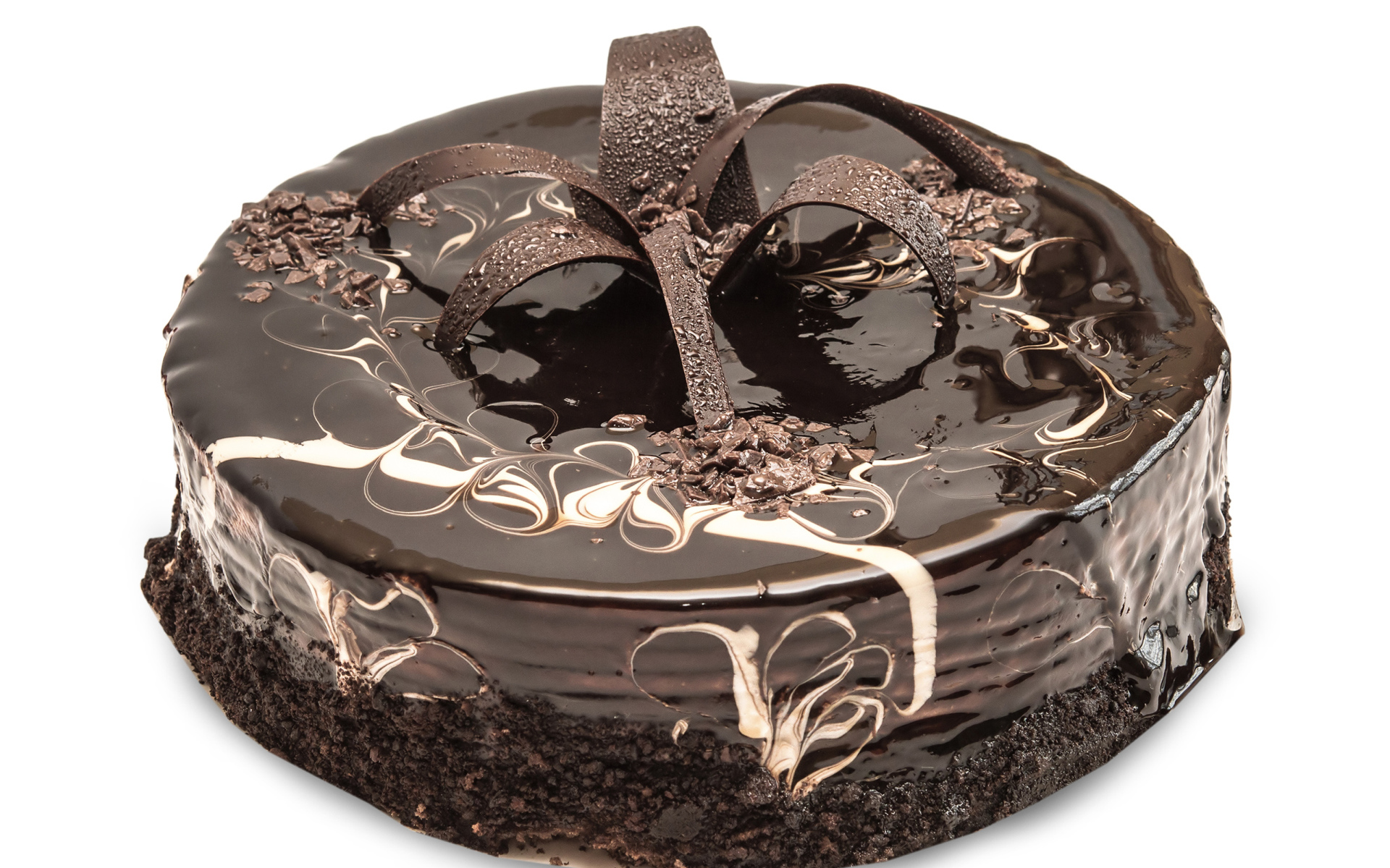 Красивый аппетитный шоколадный торт на белом фоне