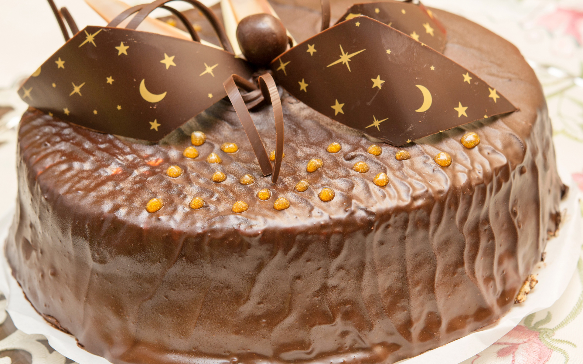 Красивый праздничный торт с шоколадом