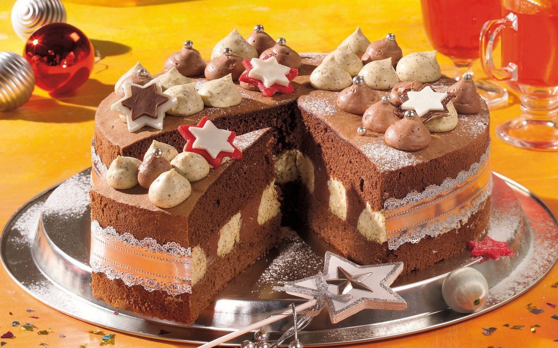 Красивый праздничный торт с кремом на столе с волшебной палочкой