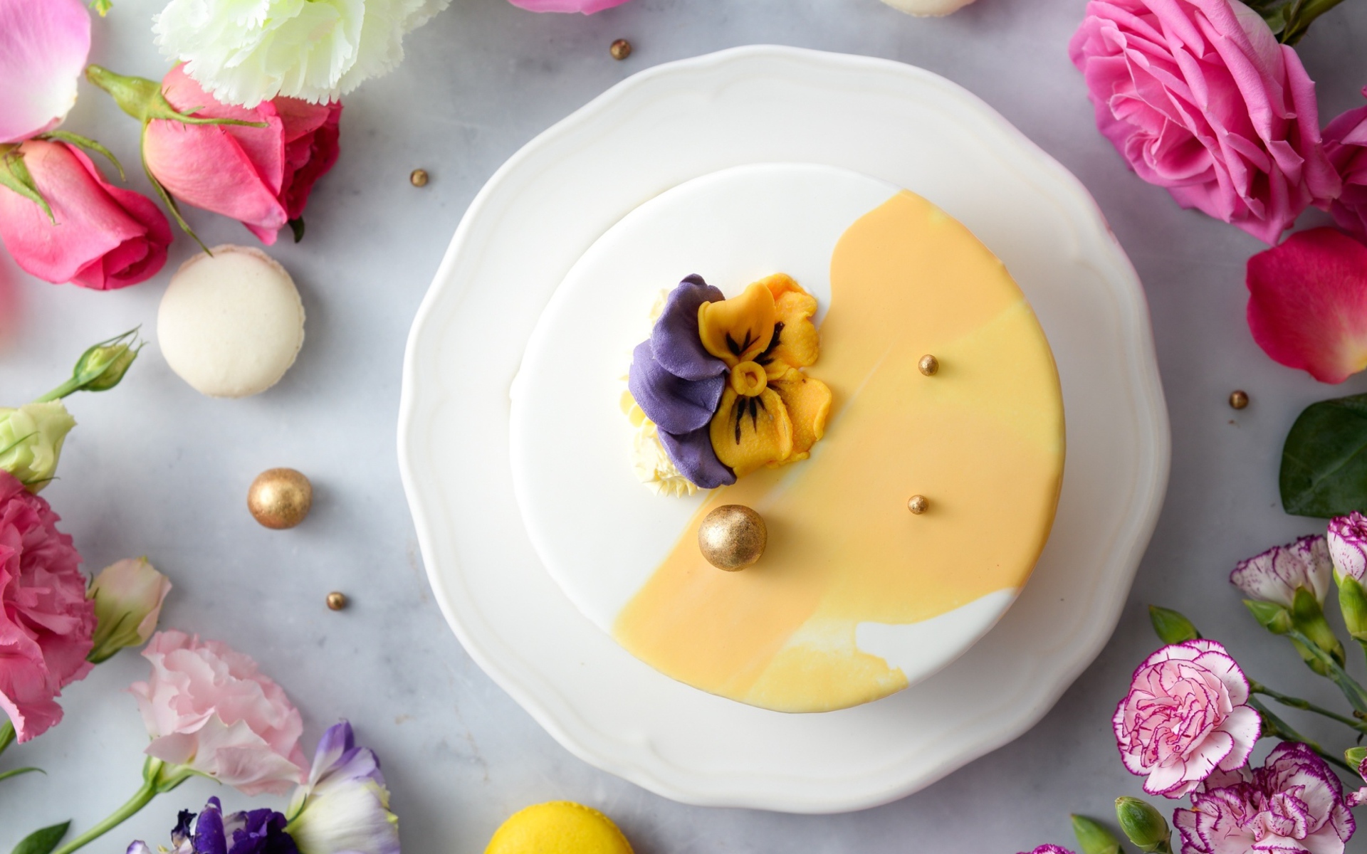 Красивый торт на белой тарелке с цветами вид сверху 