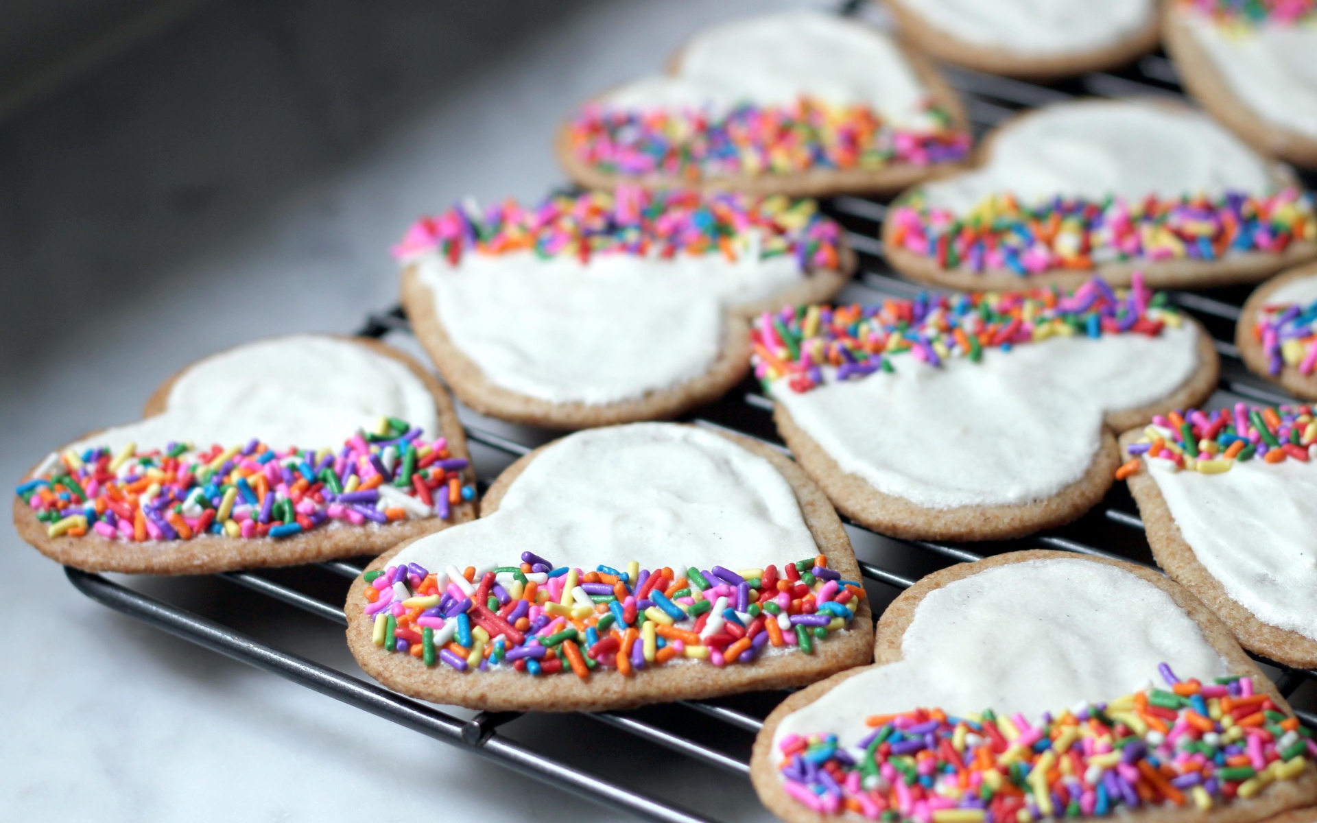 Красивое печенье в форме сердца с сахарной глазурью