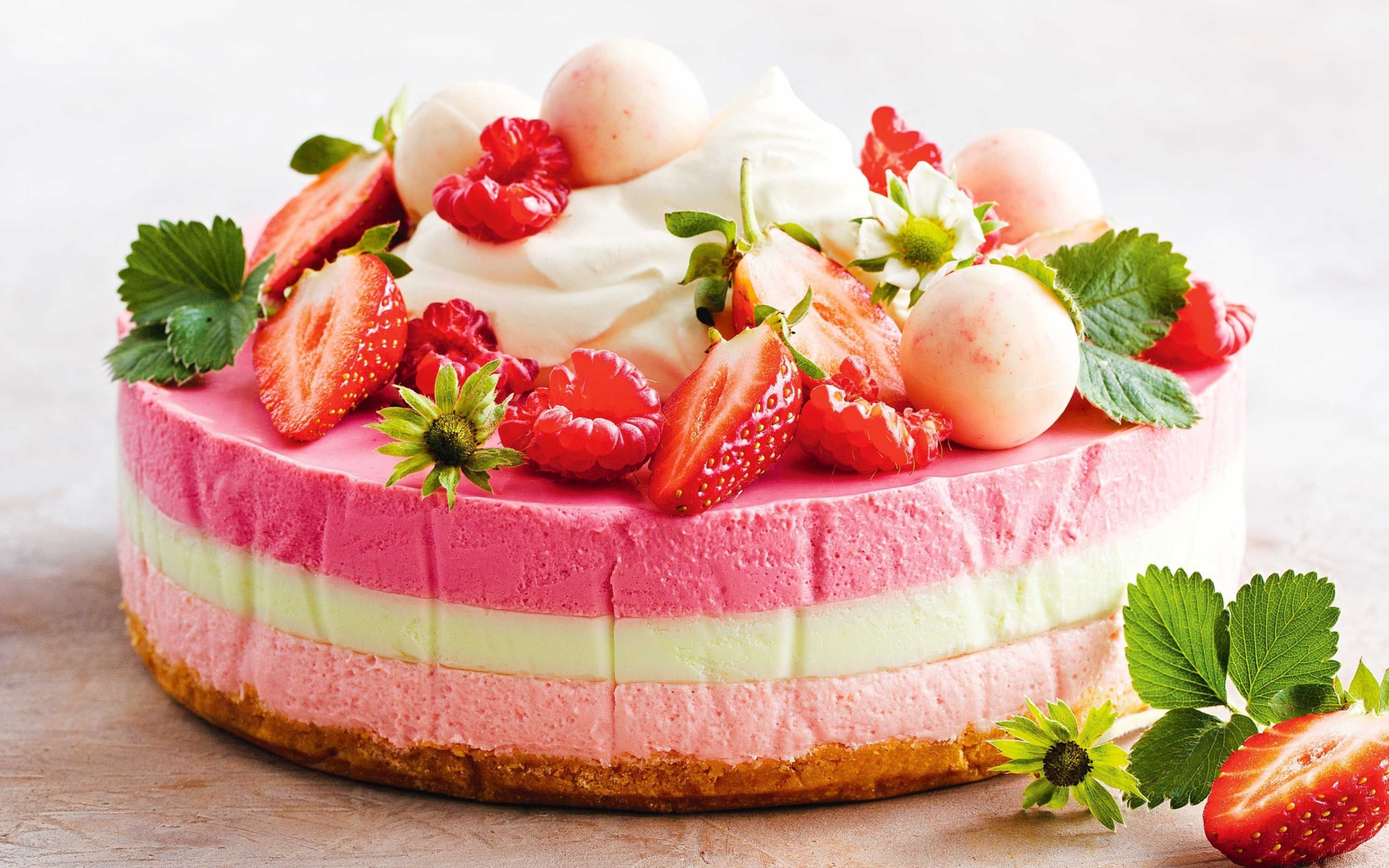 Торт мусс с ягодами клубники и малины