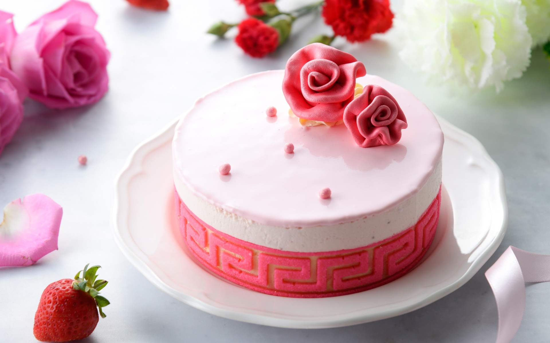 Торт суфле на столе с цветами 