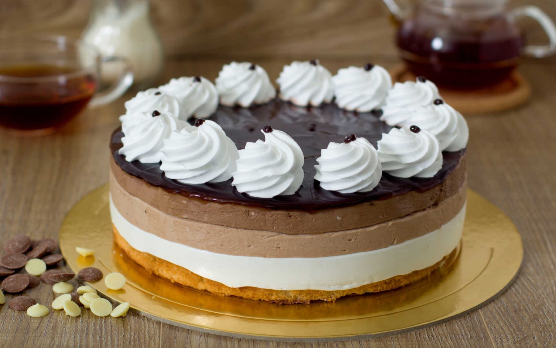 Торт - мусс с шоколадом и безе на столе 