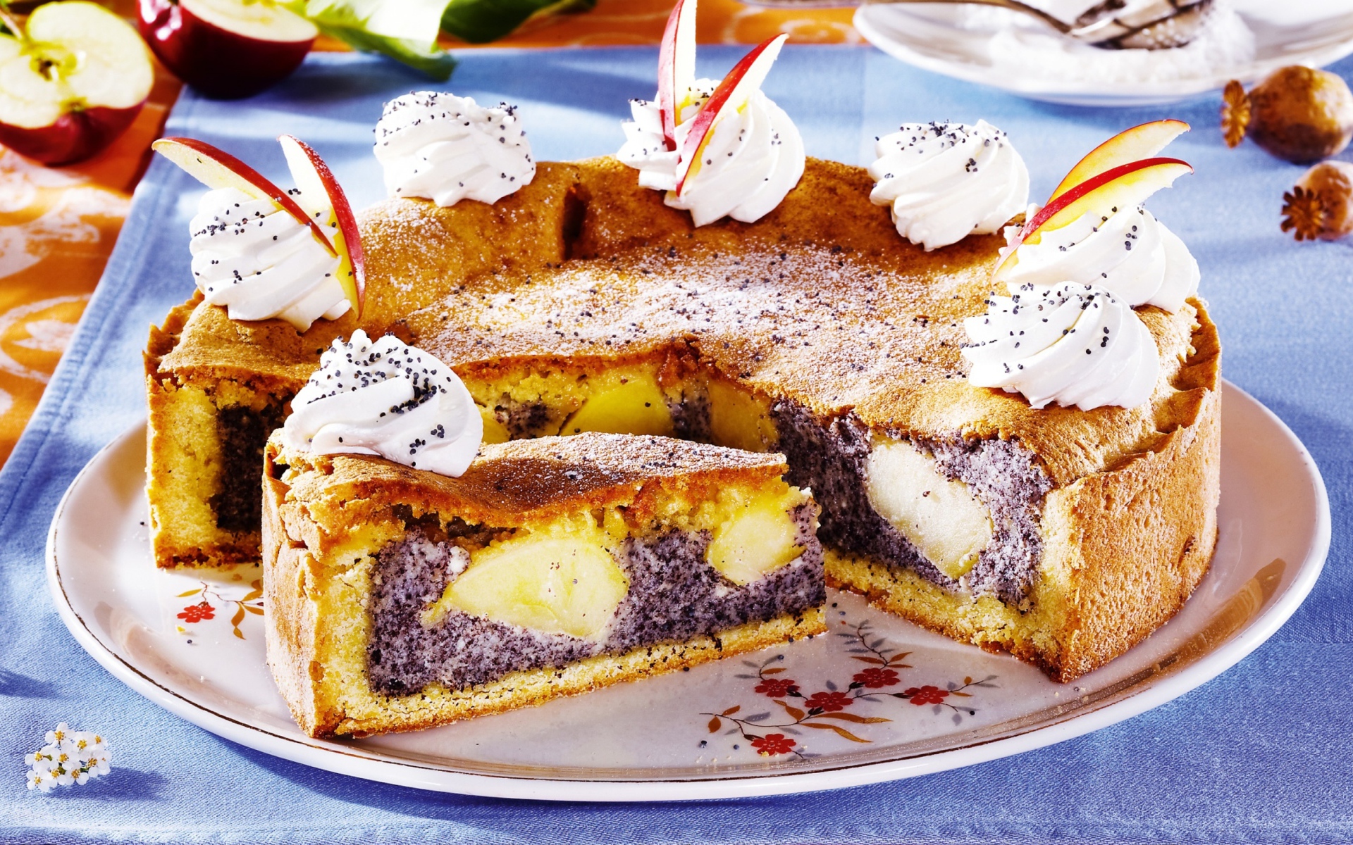 Пирог с маком и яблоками на столе 