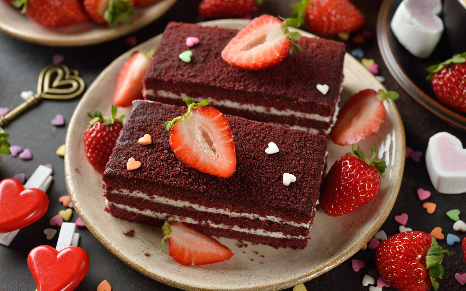 Пирожное с ягодами клубники на столе 