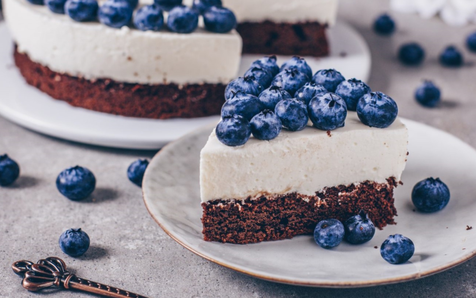 Чизкейк с ягодами черники на тарелке