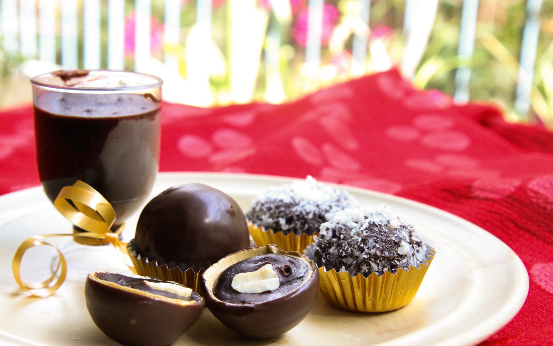 Шоколадные круглые конфеты на белой тарелке 