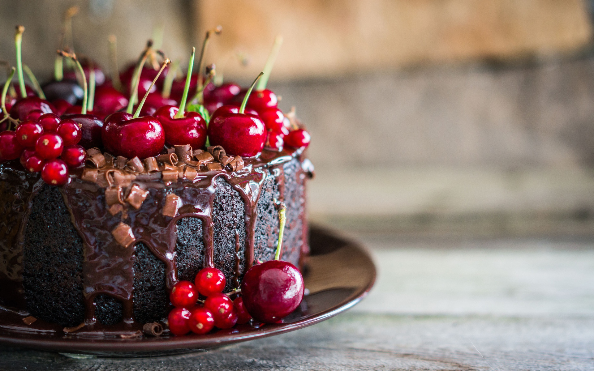 Шоколадный торт с ягодами вишни и красной смородины