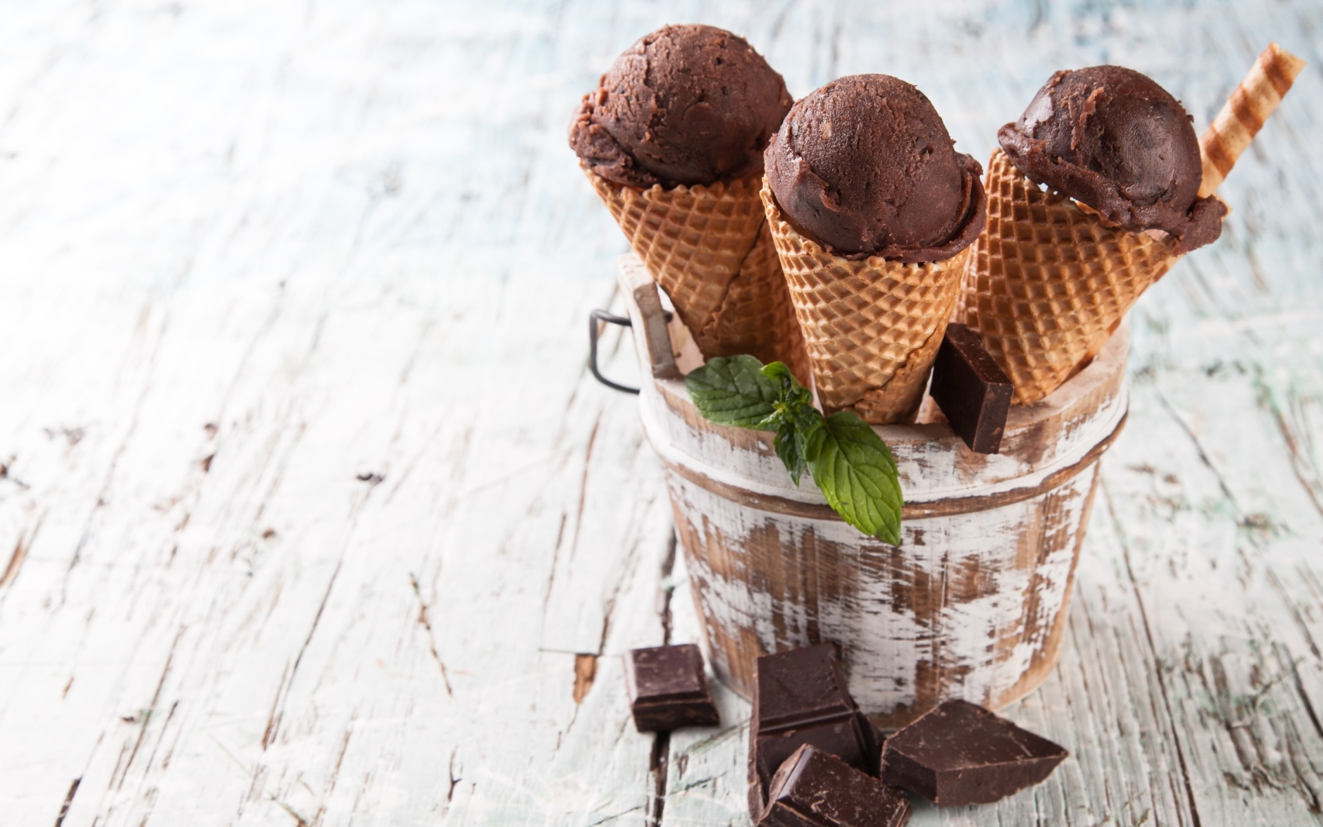 Шоколадное мороженое в вафельном рожке