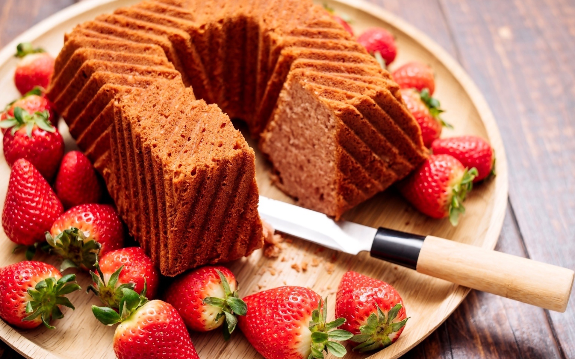 Кекс со свежей клубникой на тарелке