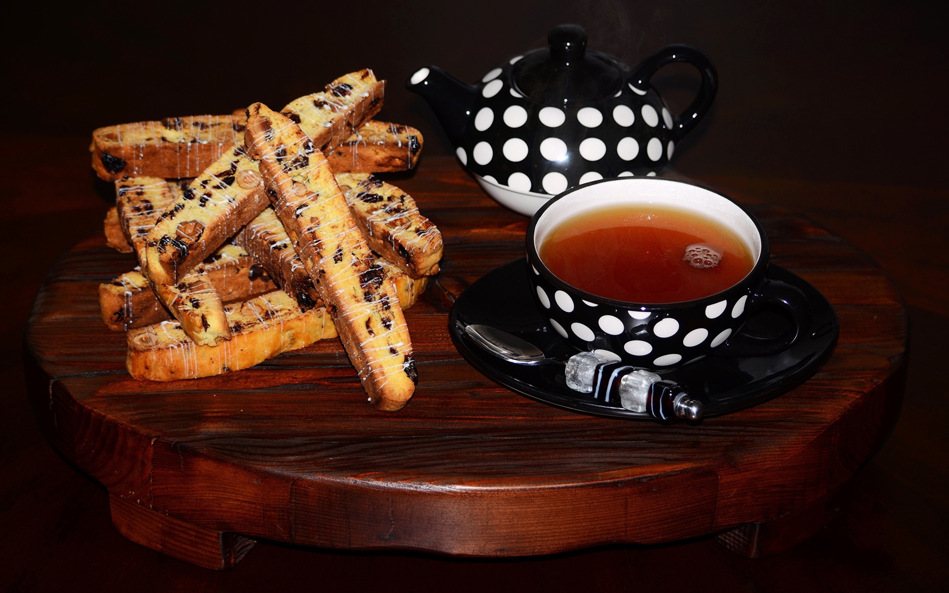 Вкусное печенье с орехами на столе с чашкой чая