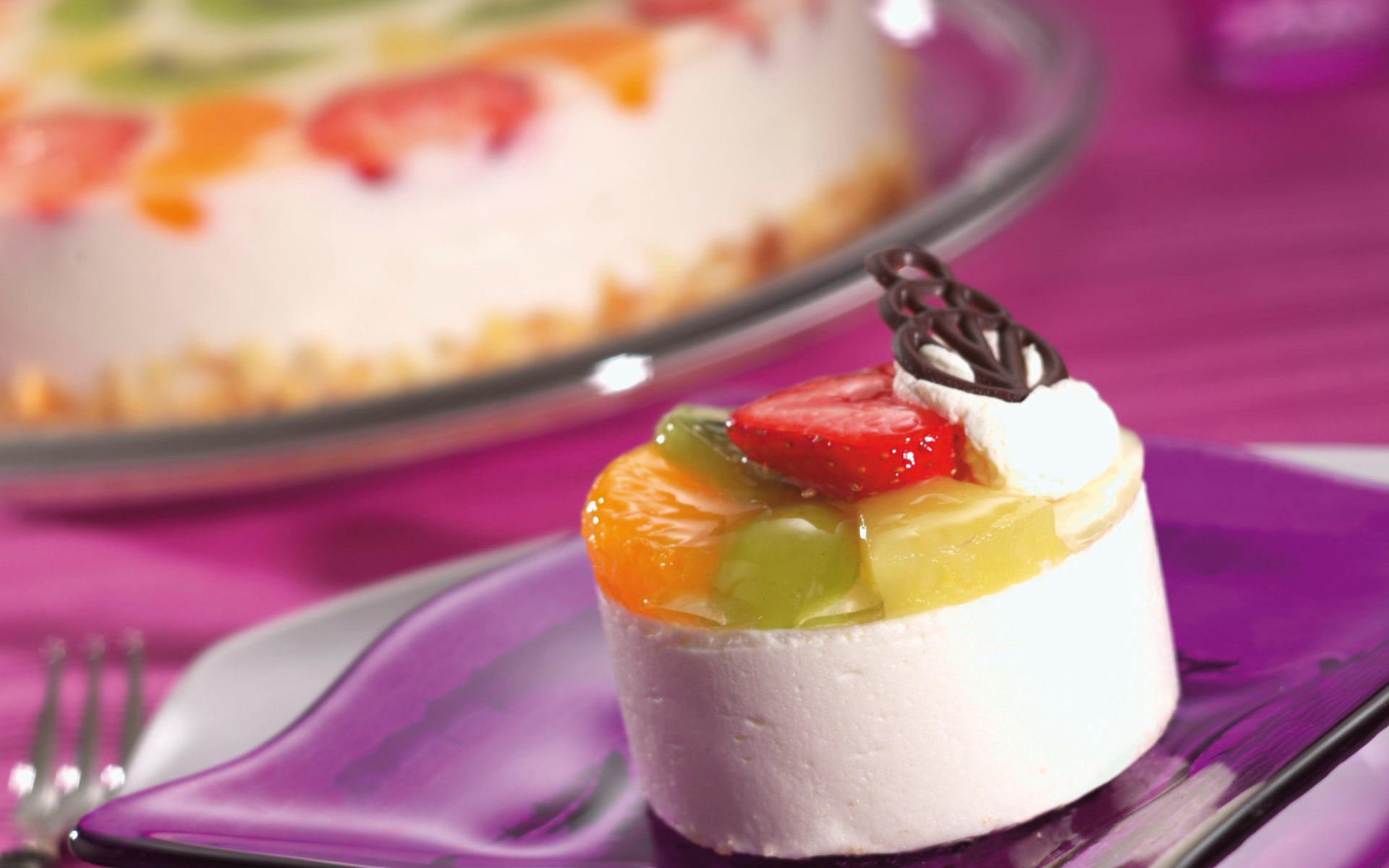 Десерт из суфле с фруктами и шоколадом