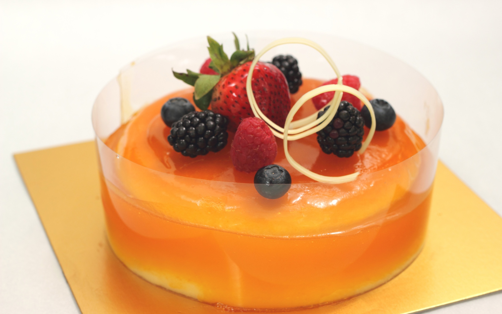 Десерт желе с ягодами клубники, черники, малины и ежевики