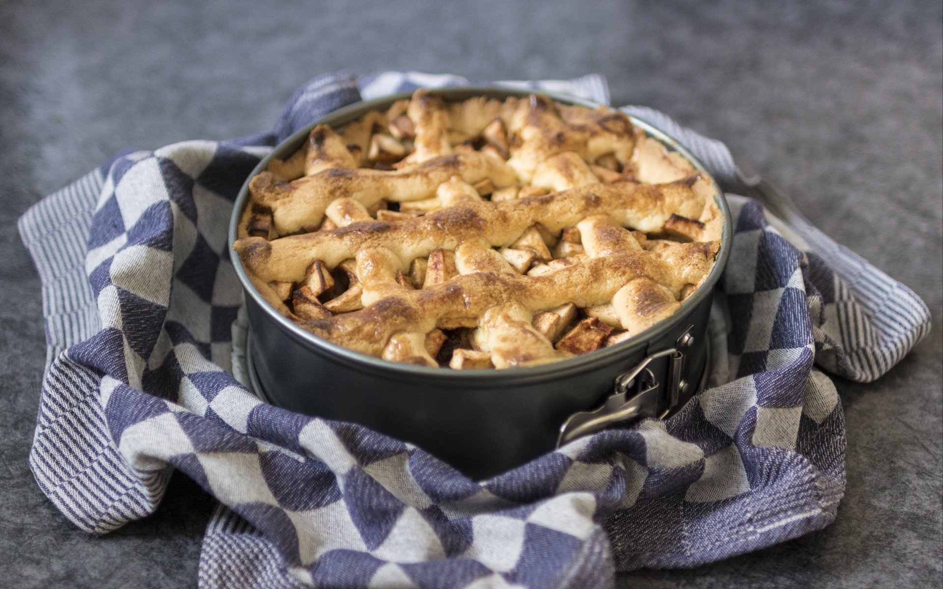 Свежий пирог на столе в форме для выпечки