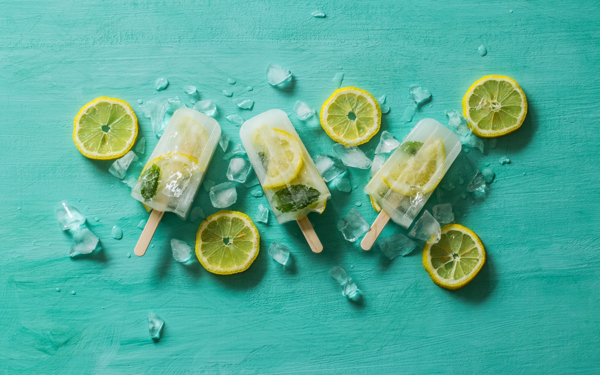 Фруктовое мороженое с лимоном и кусочками льда на столе 