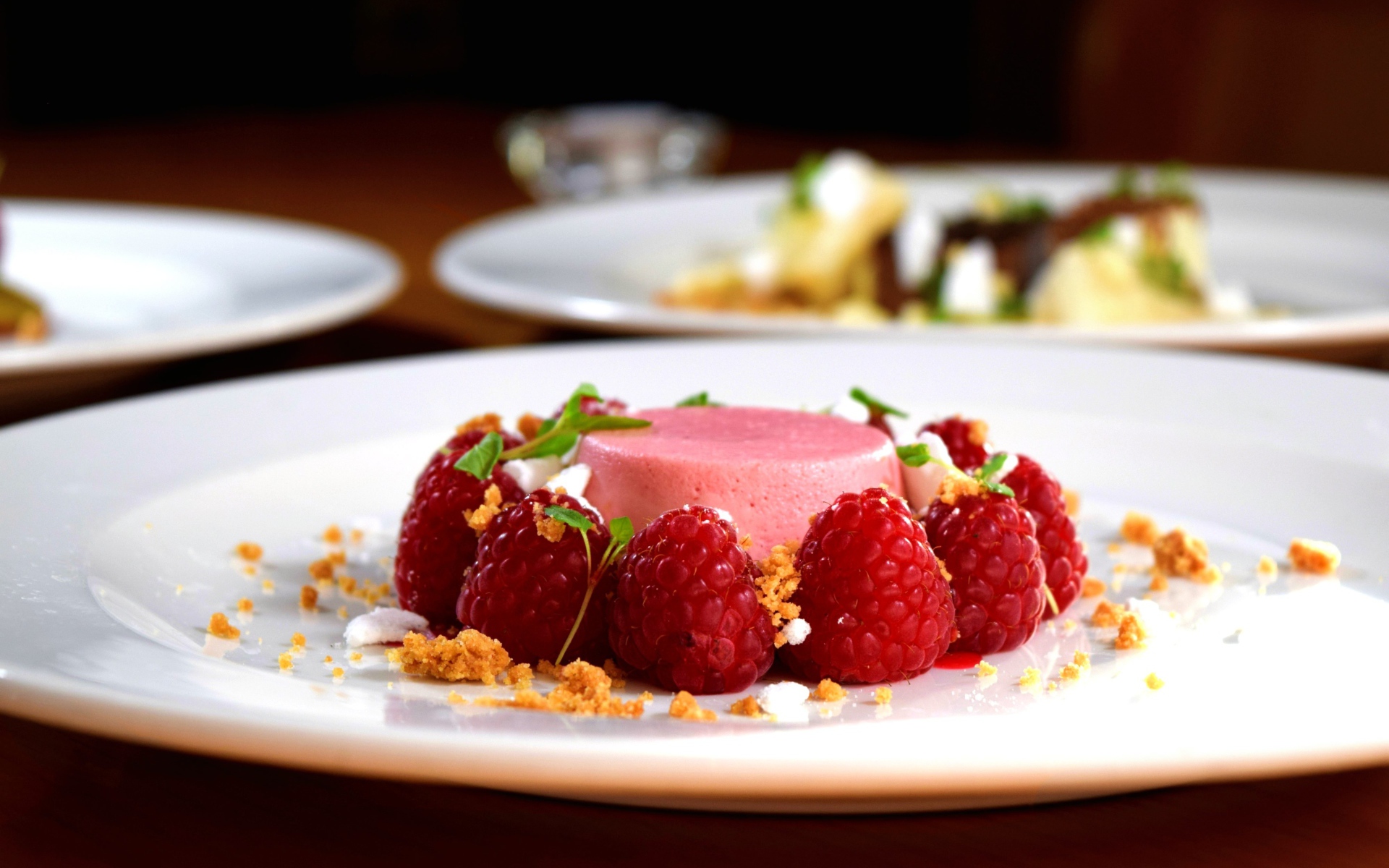 Фруктовое суфле на большой белой тарелке с ягодами малины