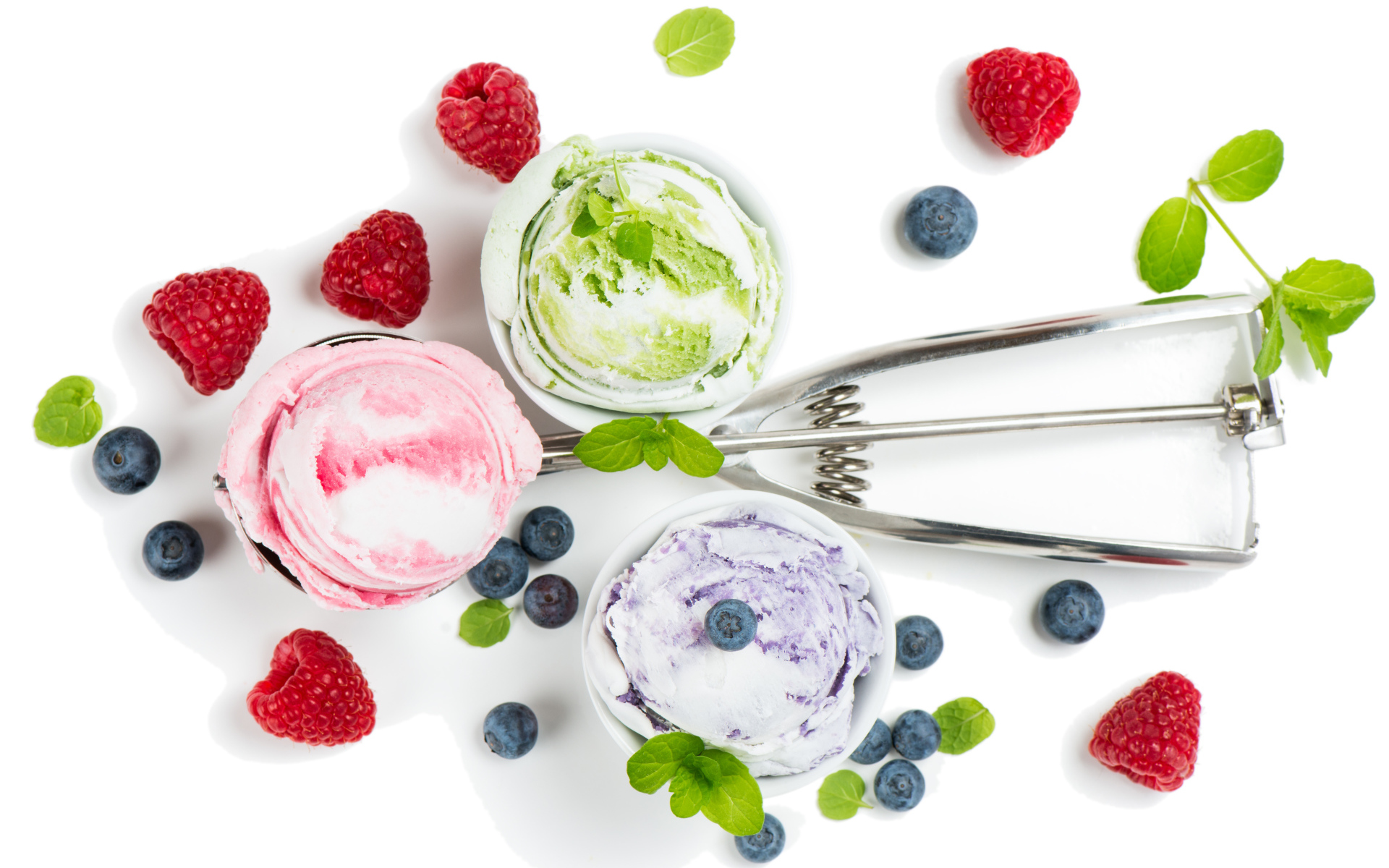 Шарики мороженого на столе с ягодами черники и малины 