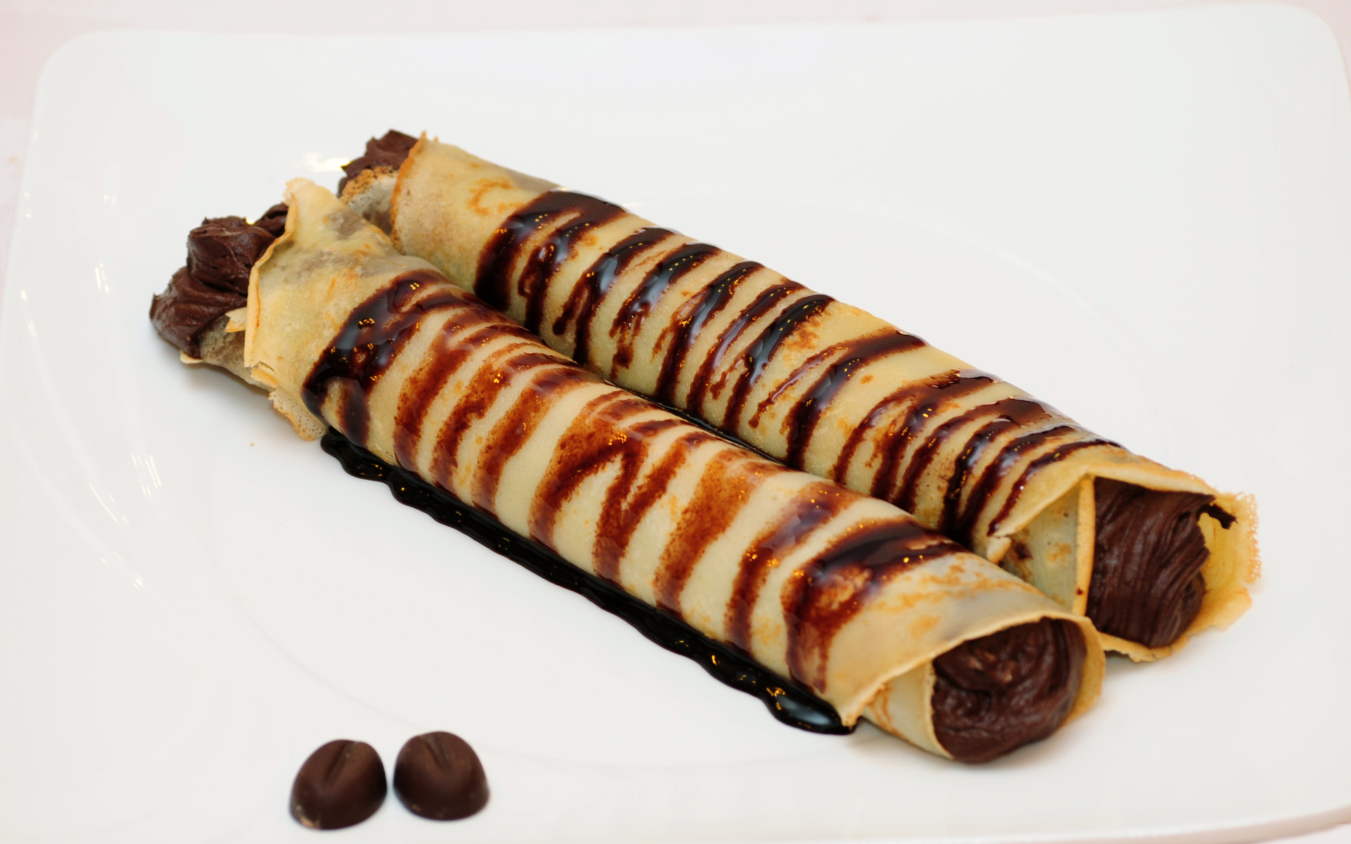 Блины с шоколадной начинкой на тарелке