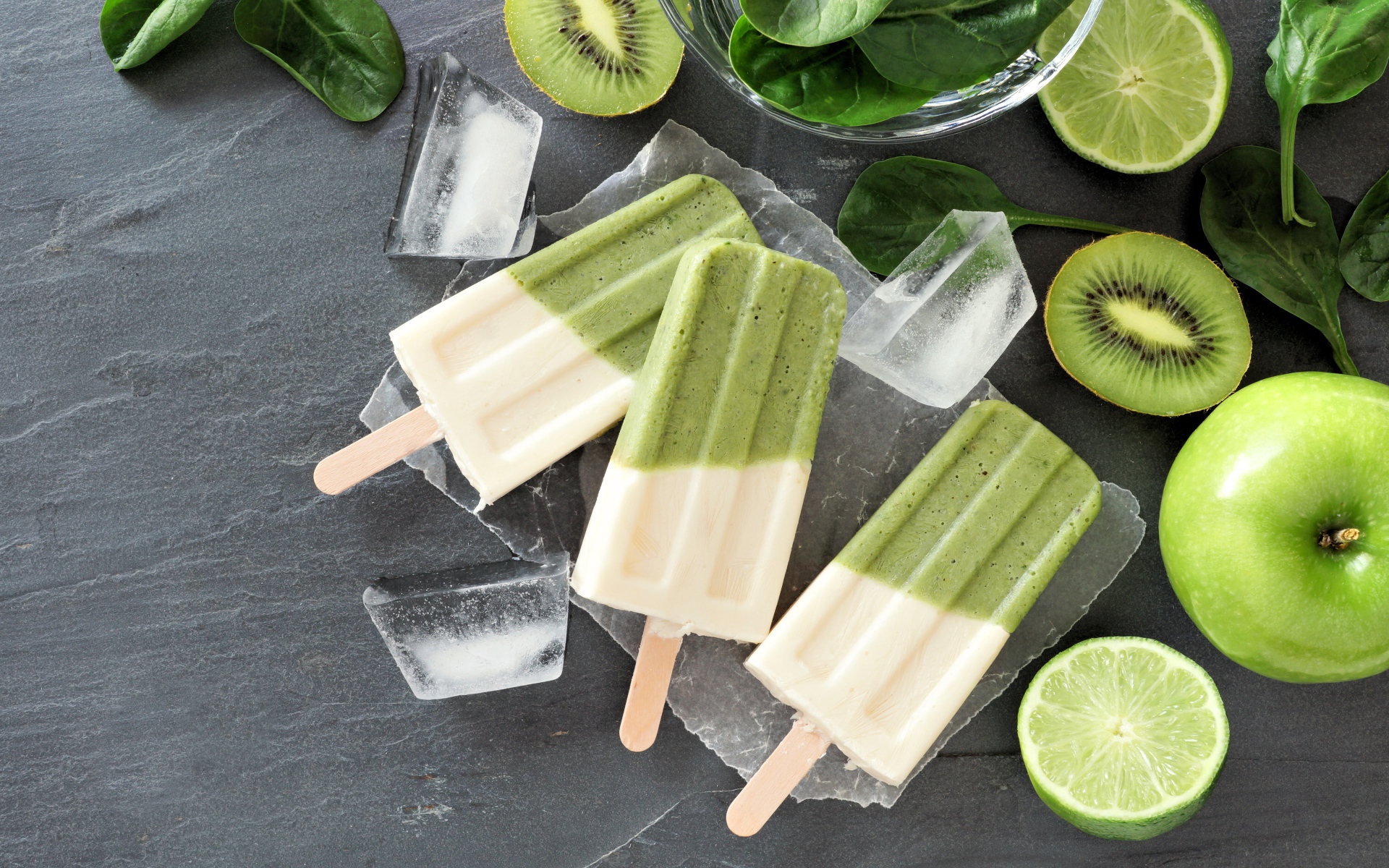 Освежающее фруктовое мороженое с лаймом и яблоком