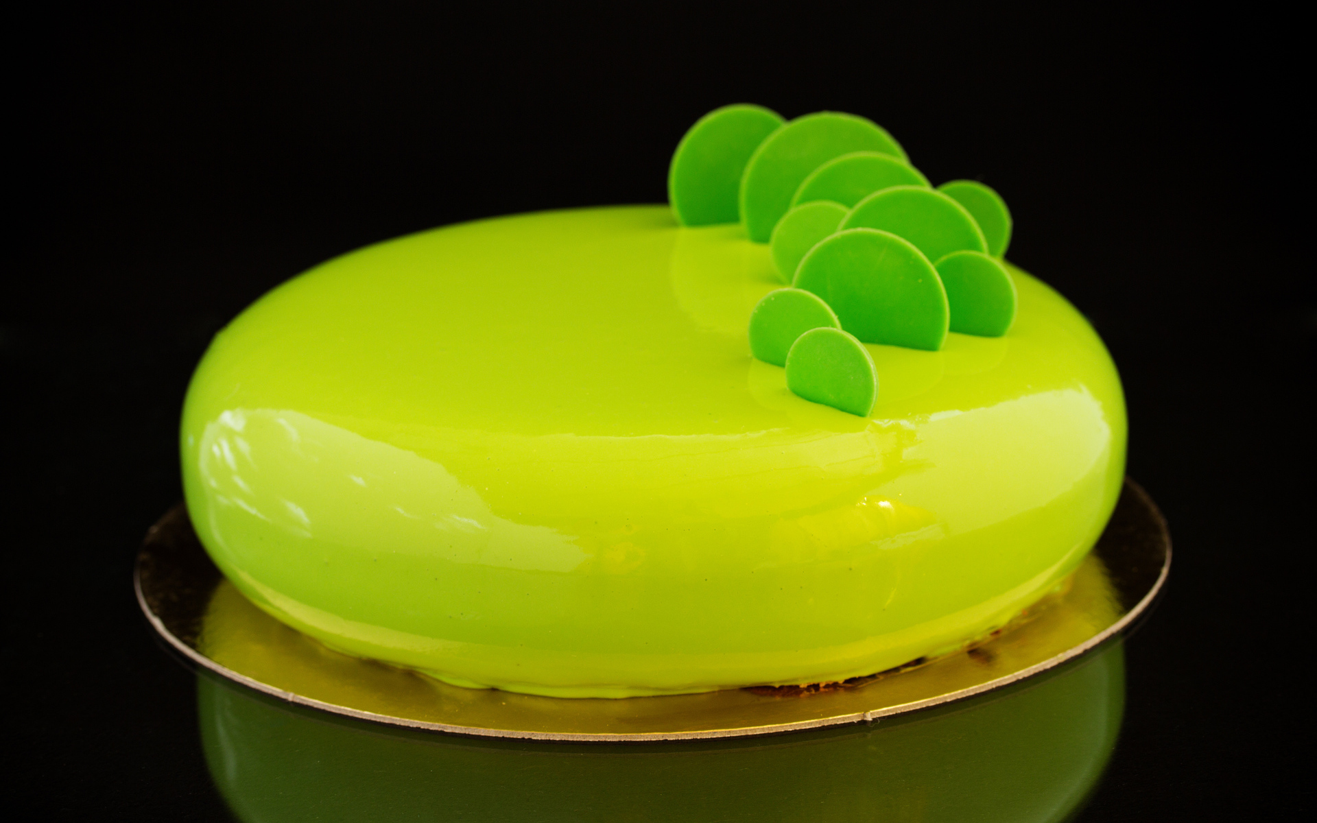 Круглый красивый глянцевый торт на черном фоне