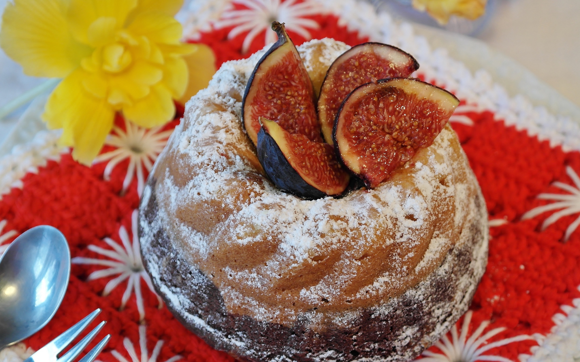 Сладкий кекс с инжиром и сахарной пудрой 