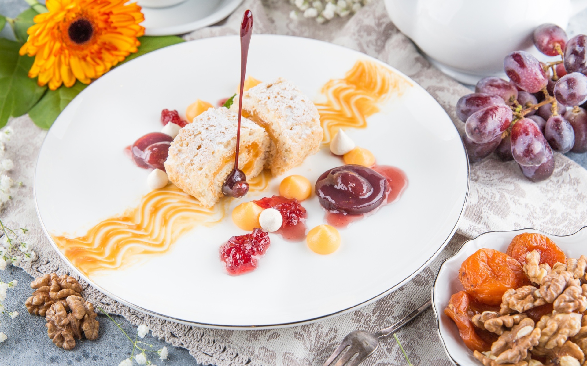 Сладкий рулет с сухофруктами и джемом на тарелке 