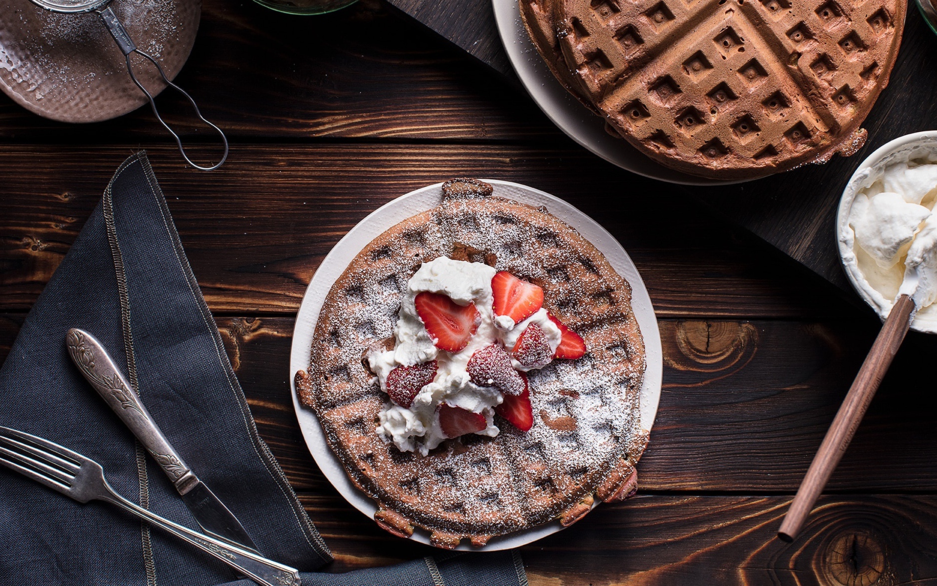 Сладкие вафли со сливками и ягодами клубники 