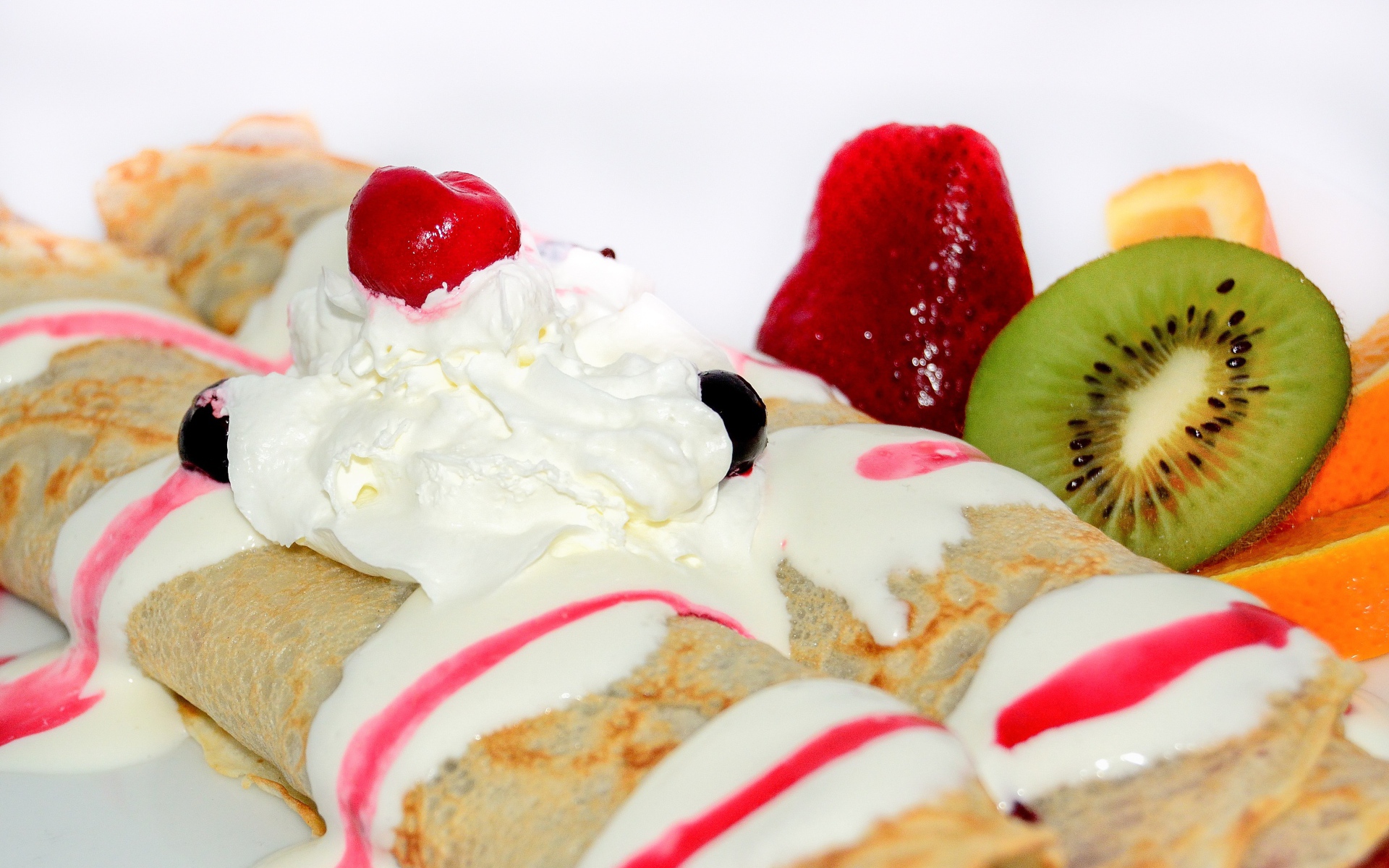 Тонкие блинчики с со сливками, клубникой и киви