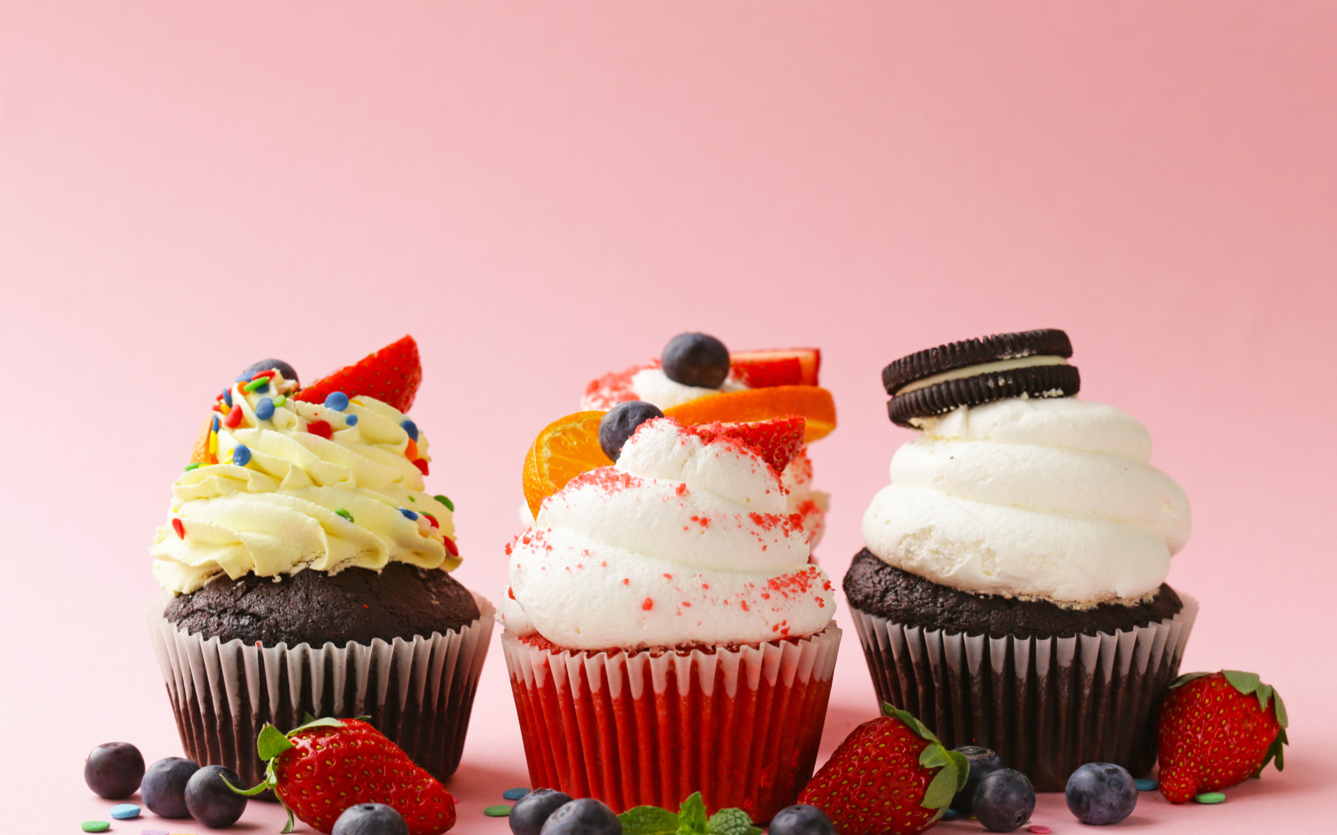 Три вкусных шоколадных кекса с кремом и ягодами