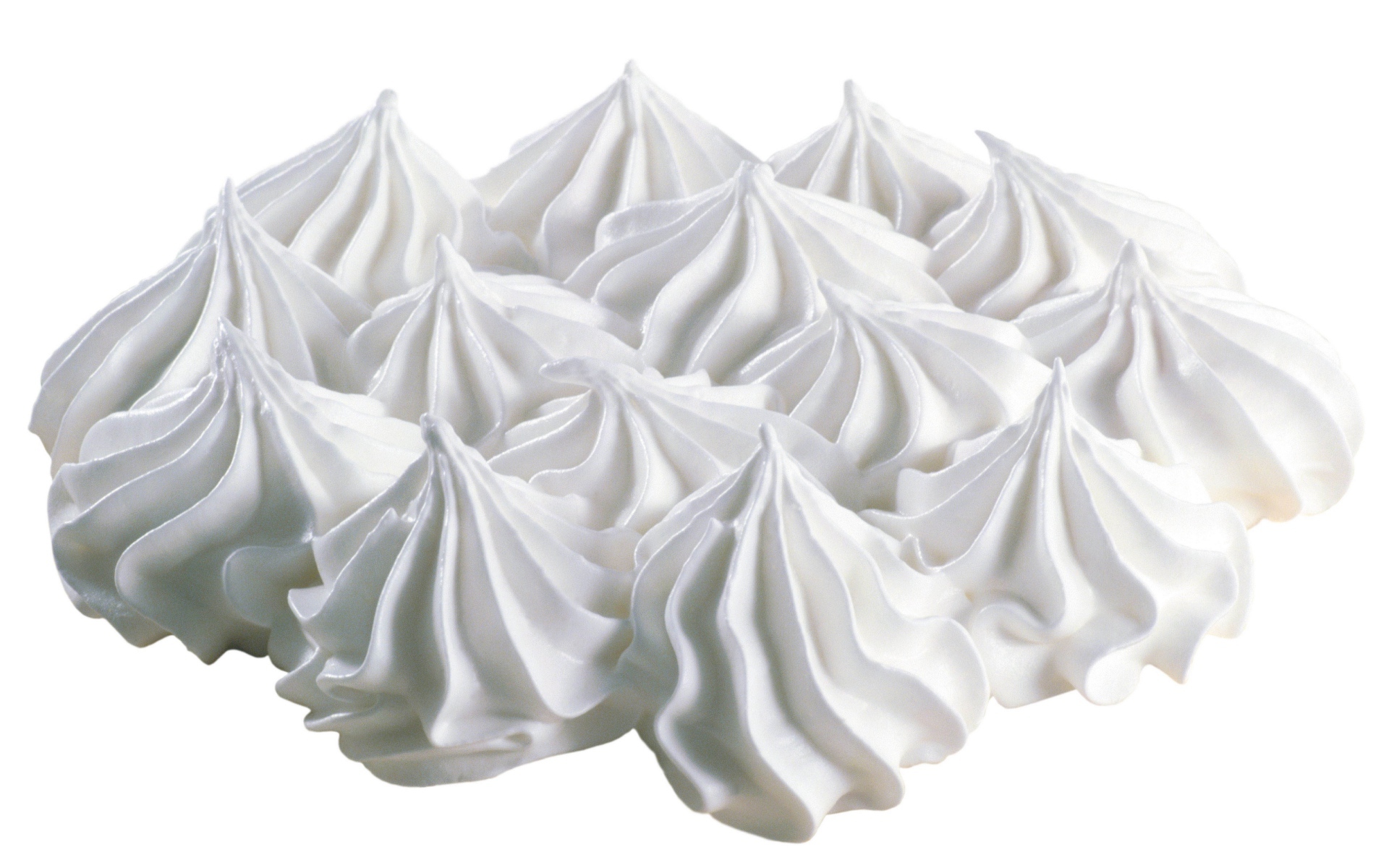 Белое воздушное безе на белом фоне