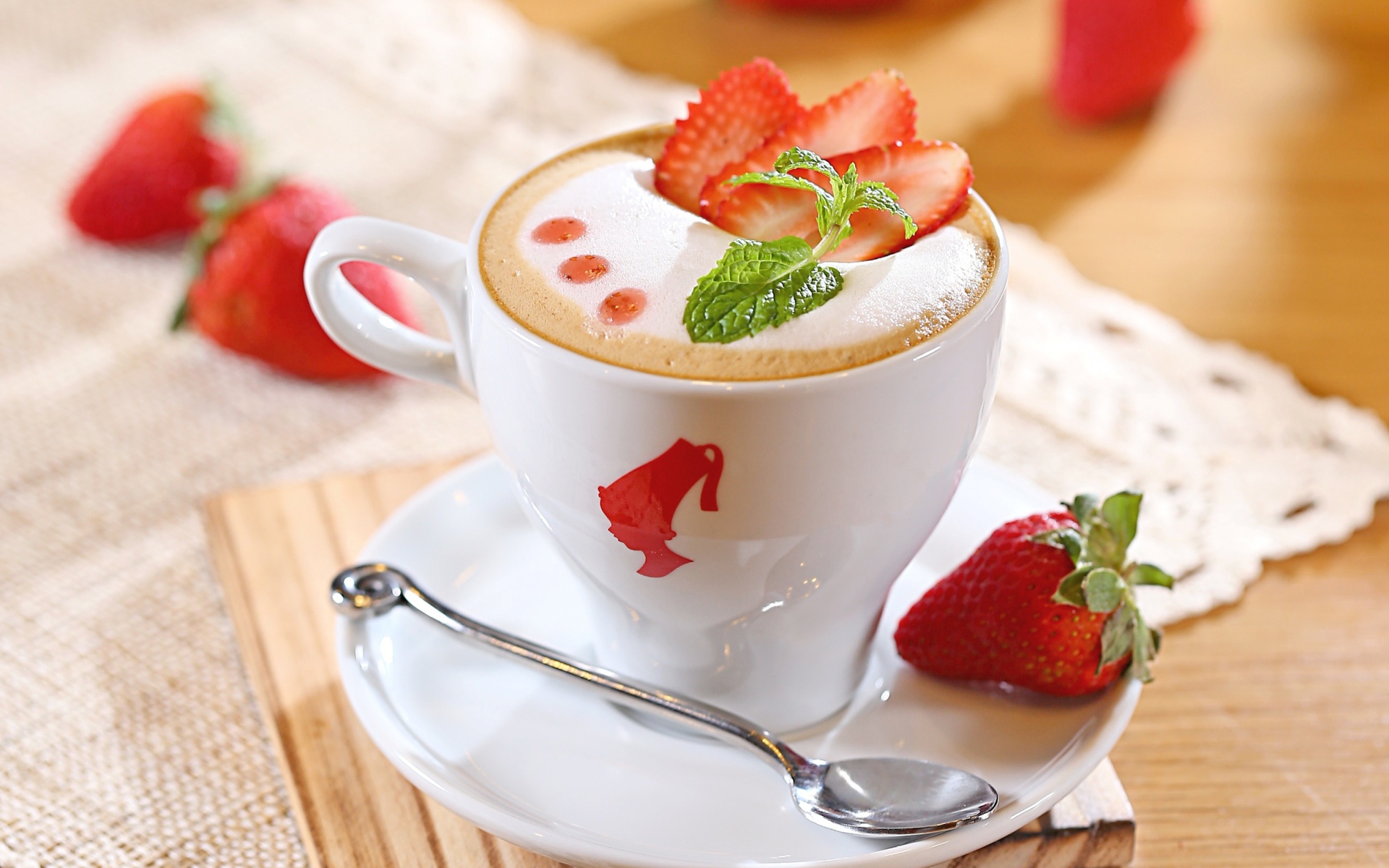 Чашка капучино с ягодами клубники 