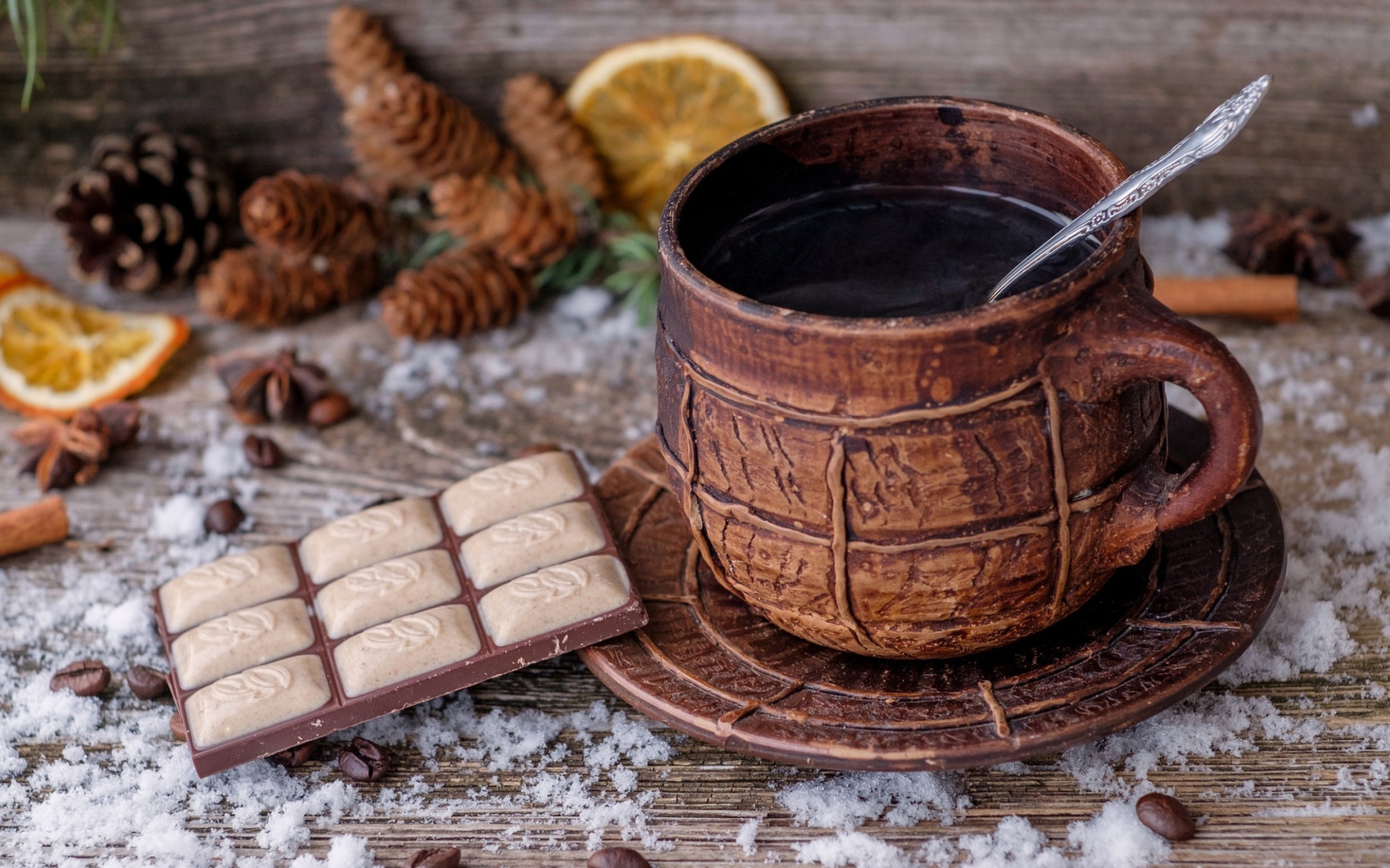 Чашка кофе на столе с шоколадом 