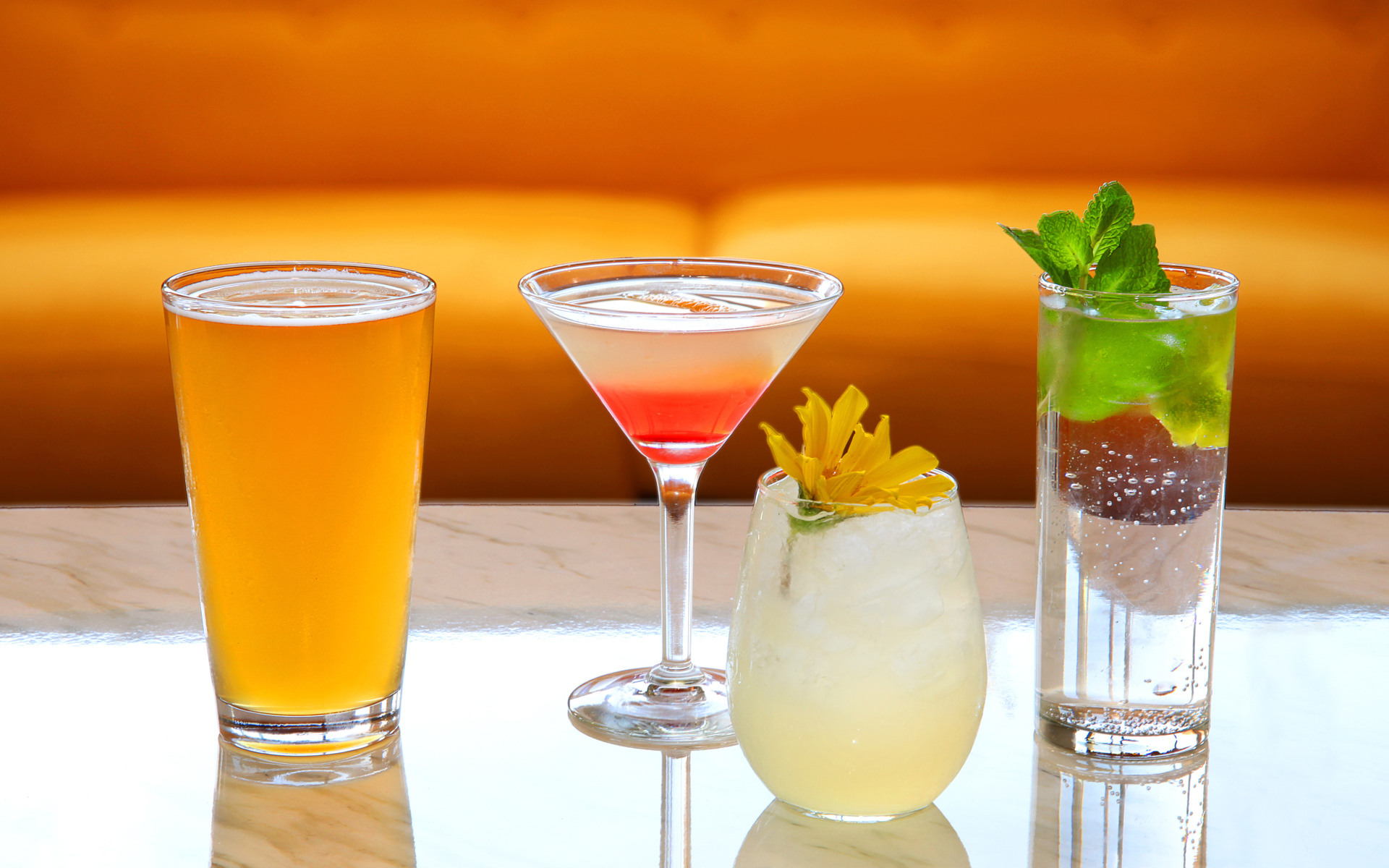 Алкогольные напитки на столе