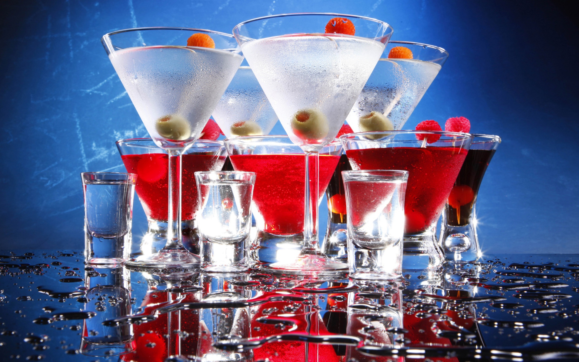 Коктейли с рюмками на мокром столе
