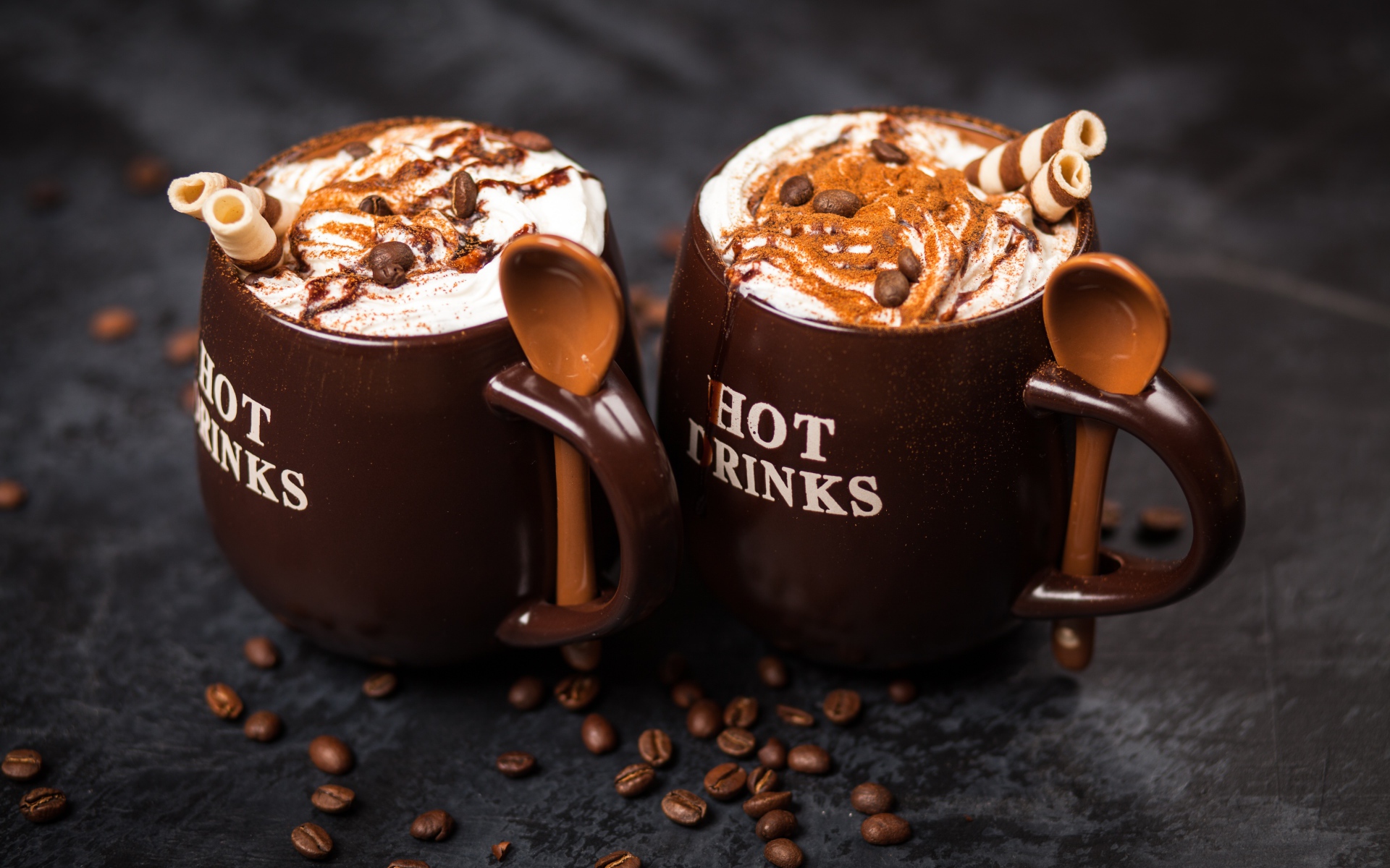 Кофе со сливками и сладкими трубочками