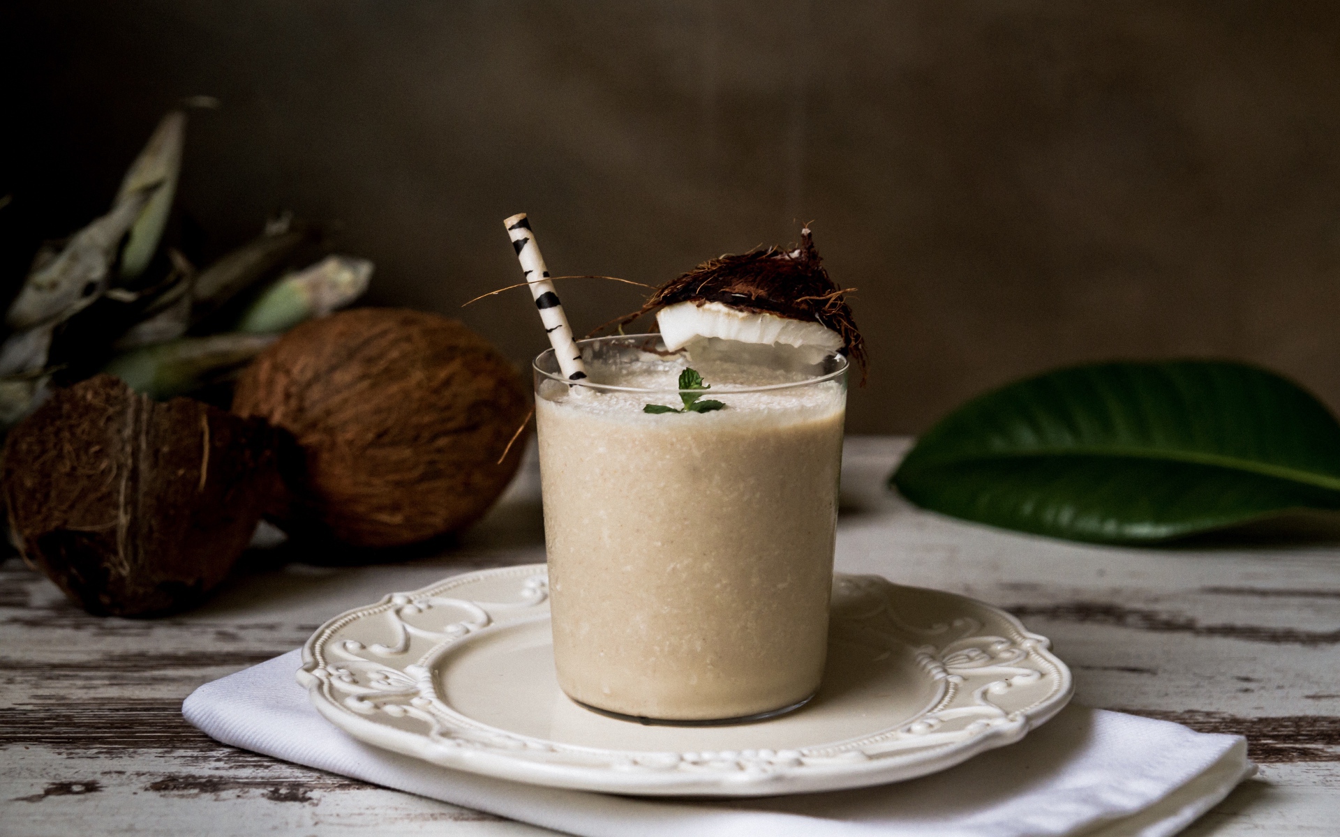 Вкусный кокосовый коктейль в стакане с трубочкой
