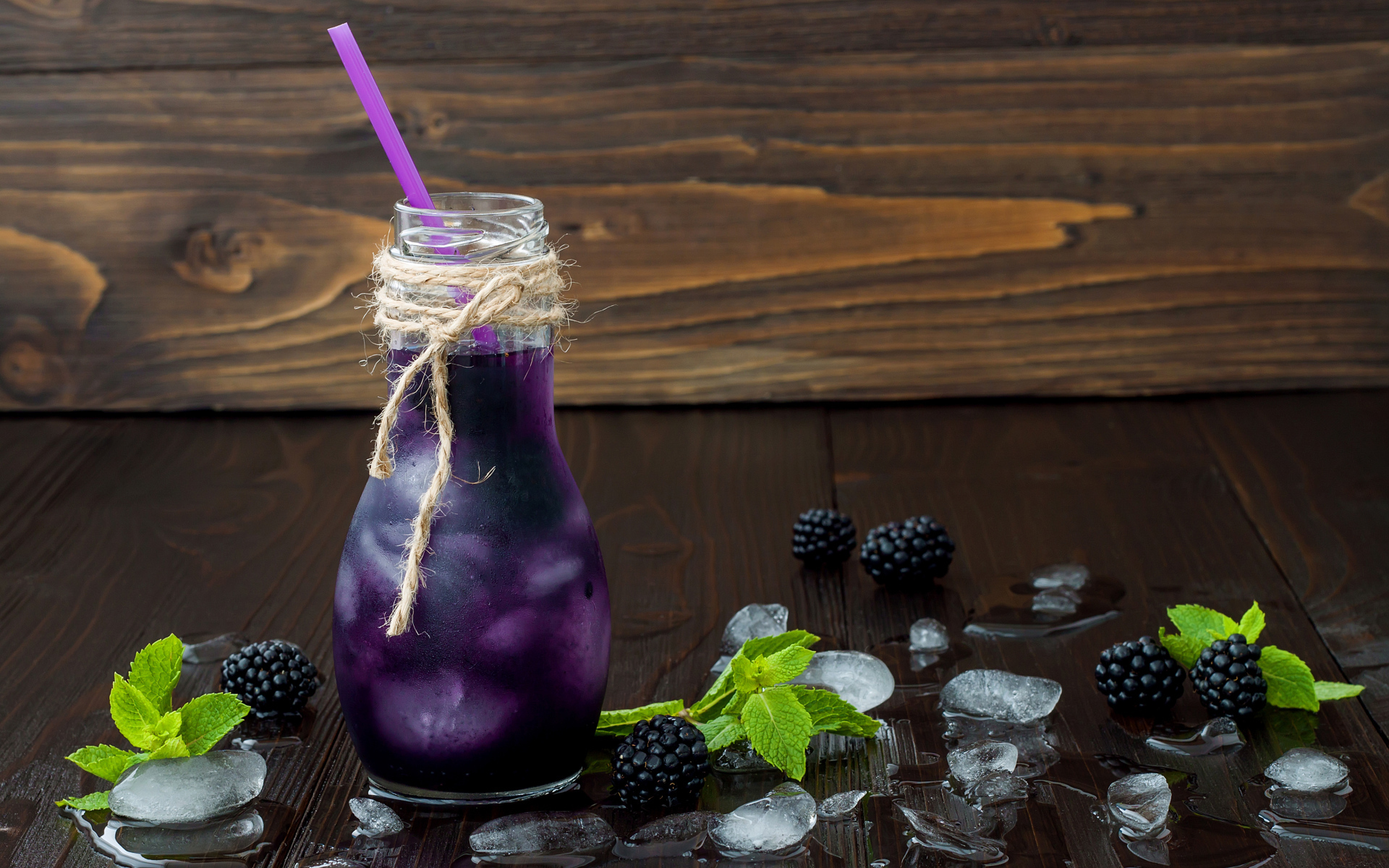 Напиток из ежевики с трубочкой и льдом