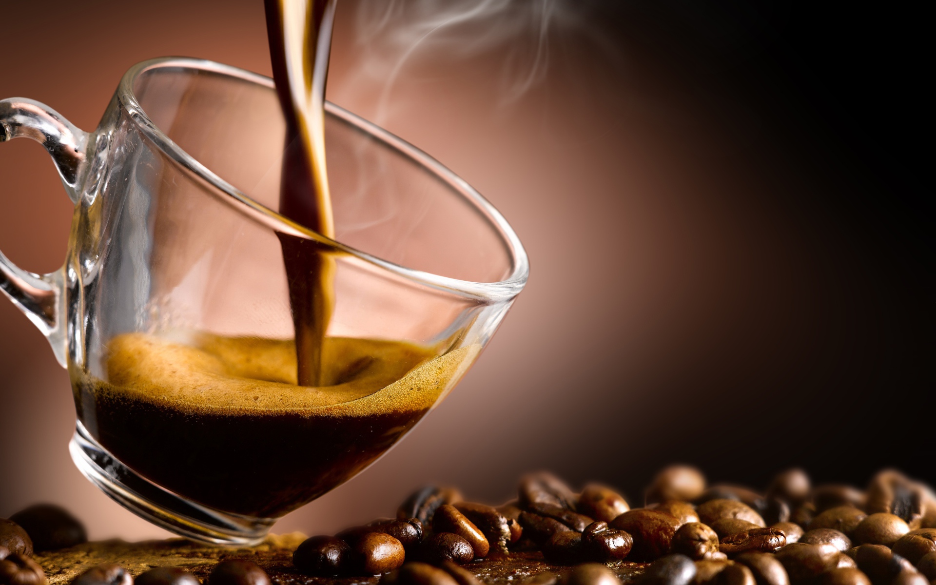 Горячий кофе наливают в стеклянную чашку