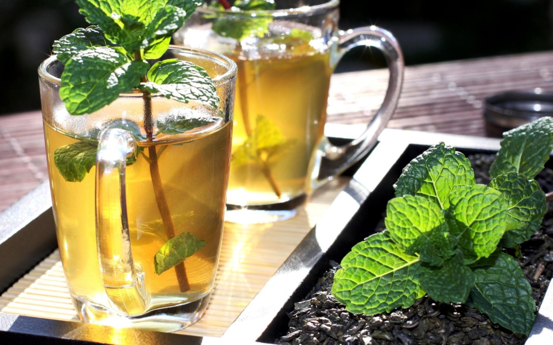 Две чашки освежающего чая с мятой