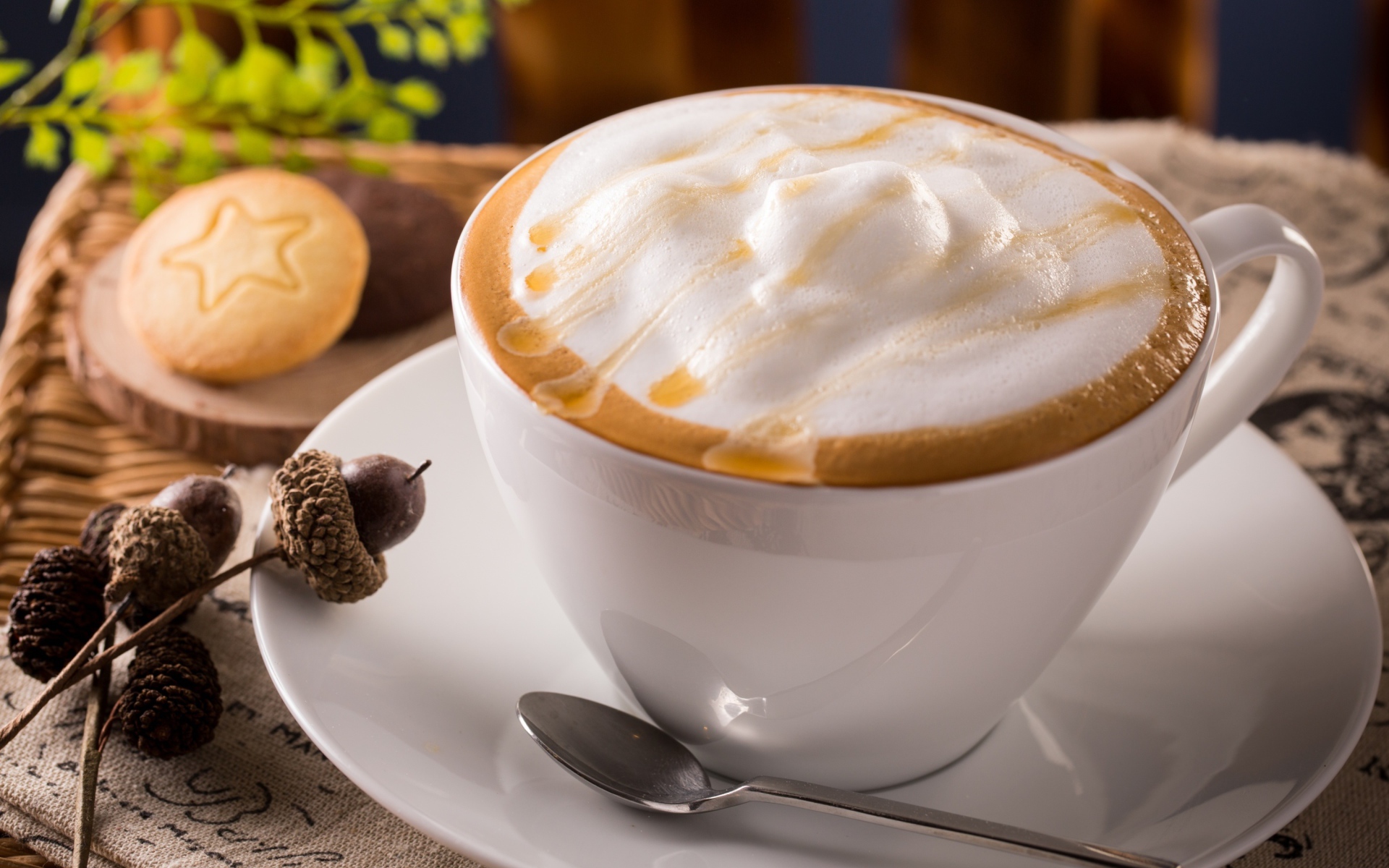 Белая чашка капучино с большой пеной