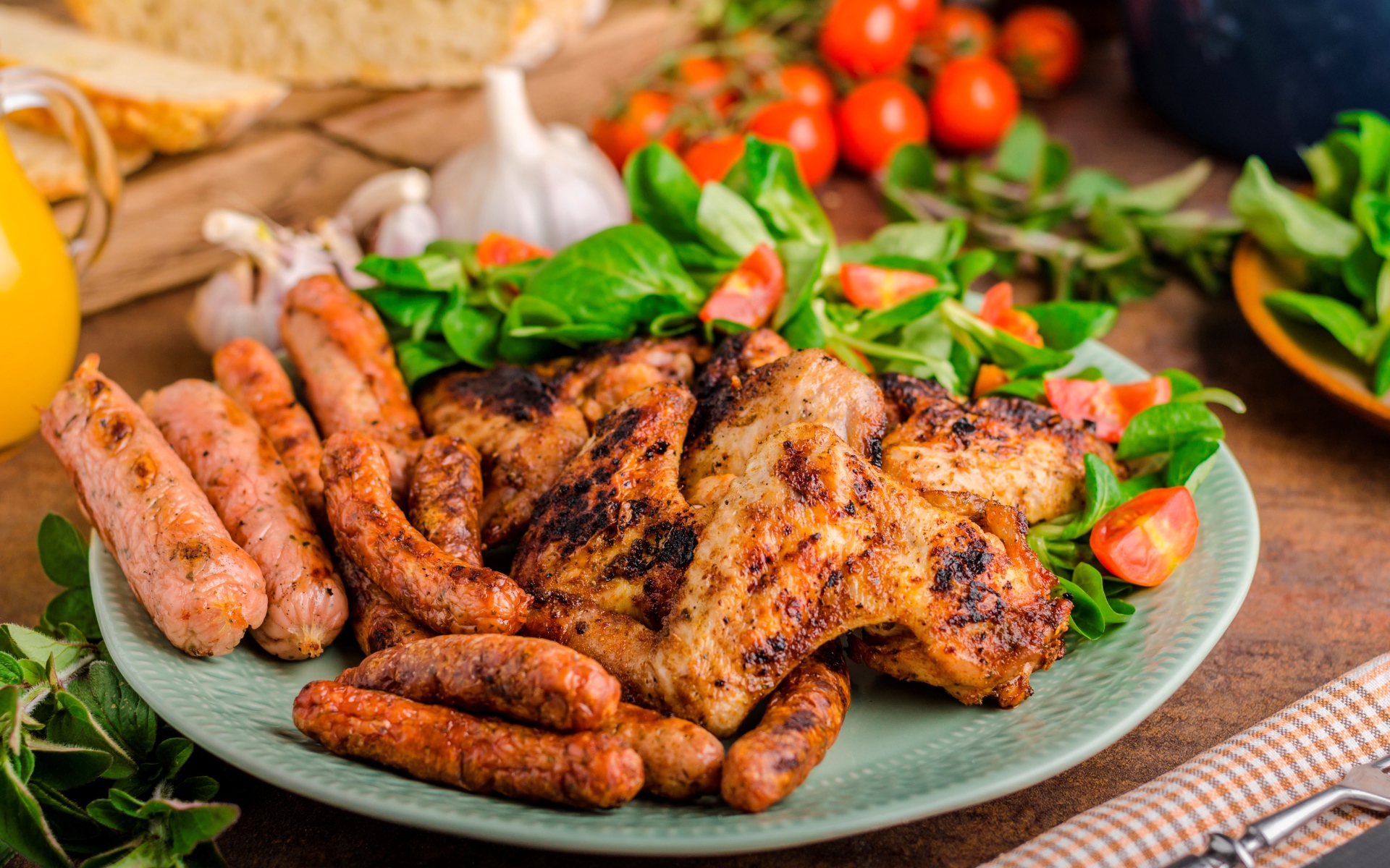 Жареные куриные крылышки с сосисками