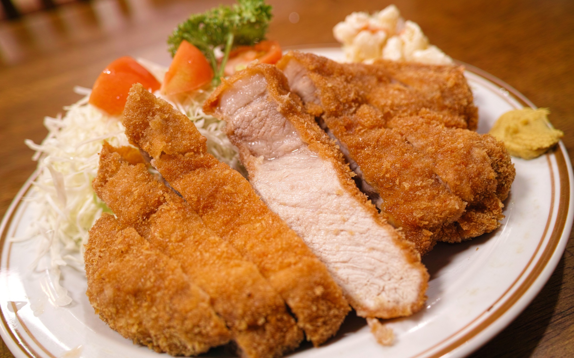 Сочная отбивная на тарелке с овощами