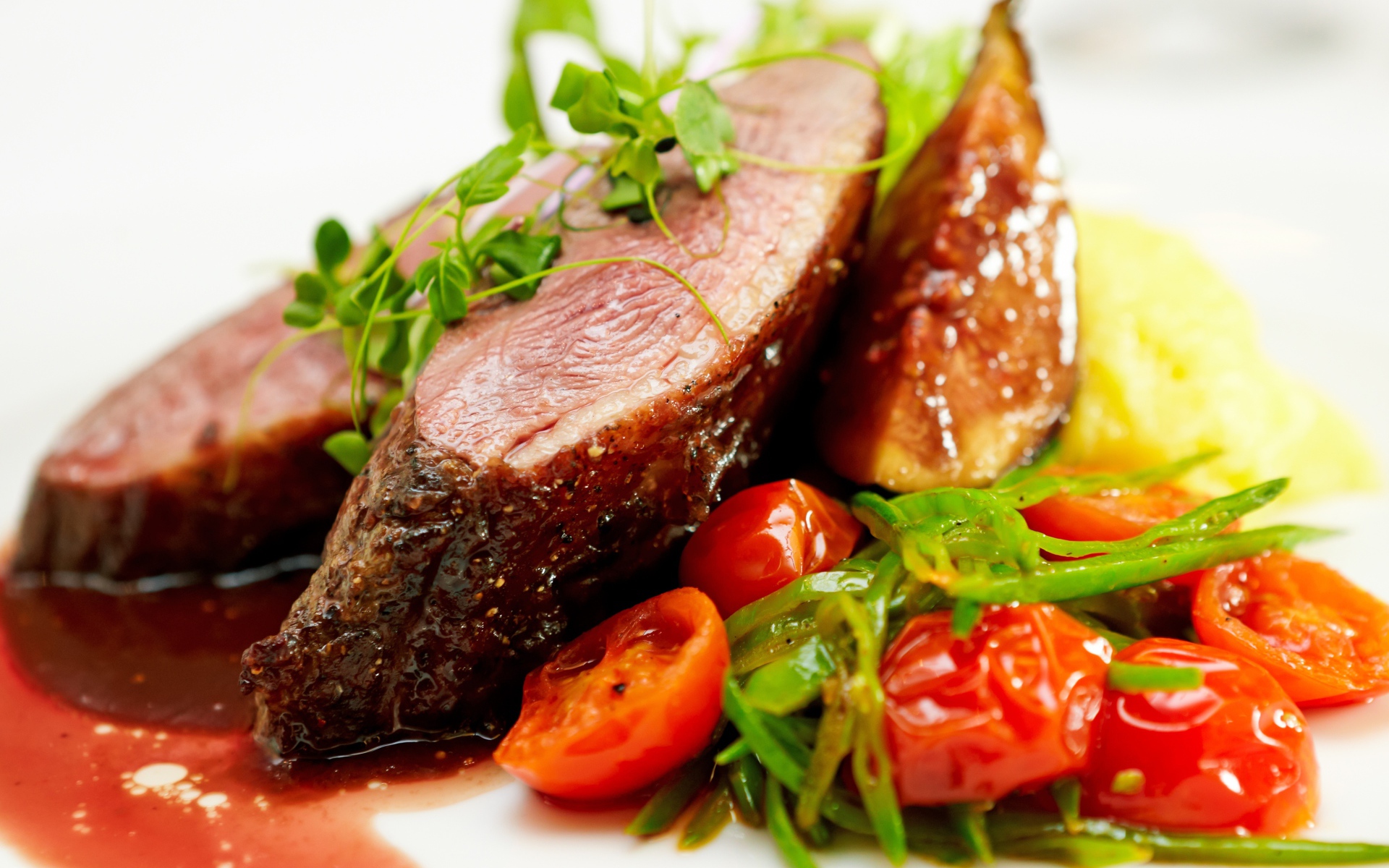 Сочное мясо с помидорами, соусом и зеленью