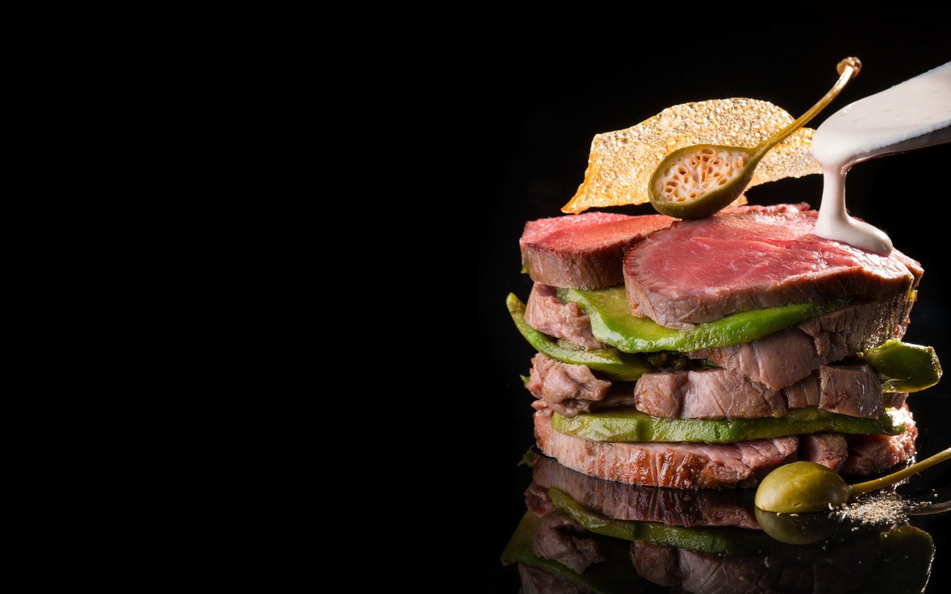 Мясо с авокадо на черном фоне