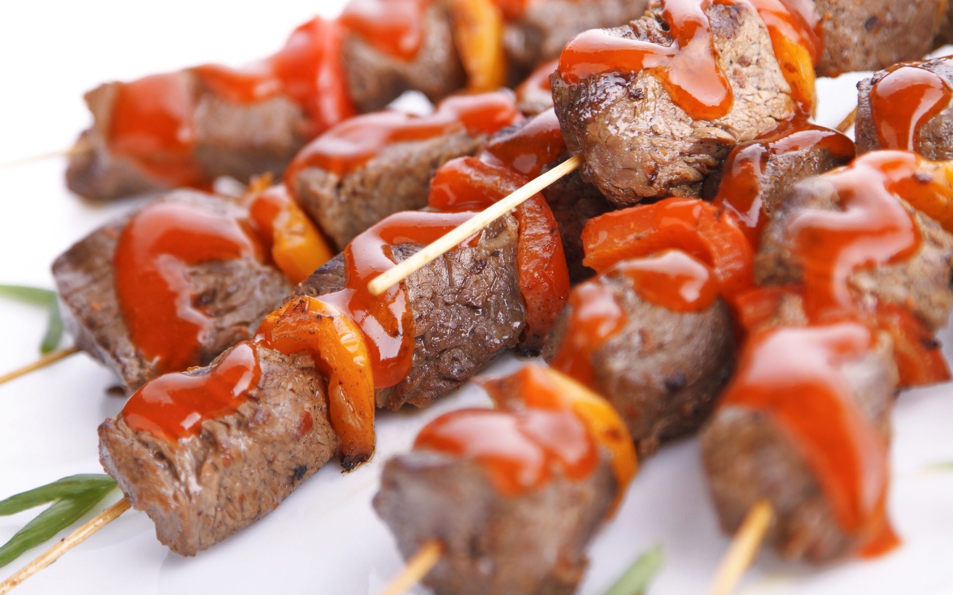 Шашлык на деревянных шпажках с соусом