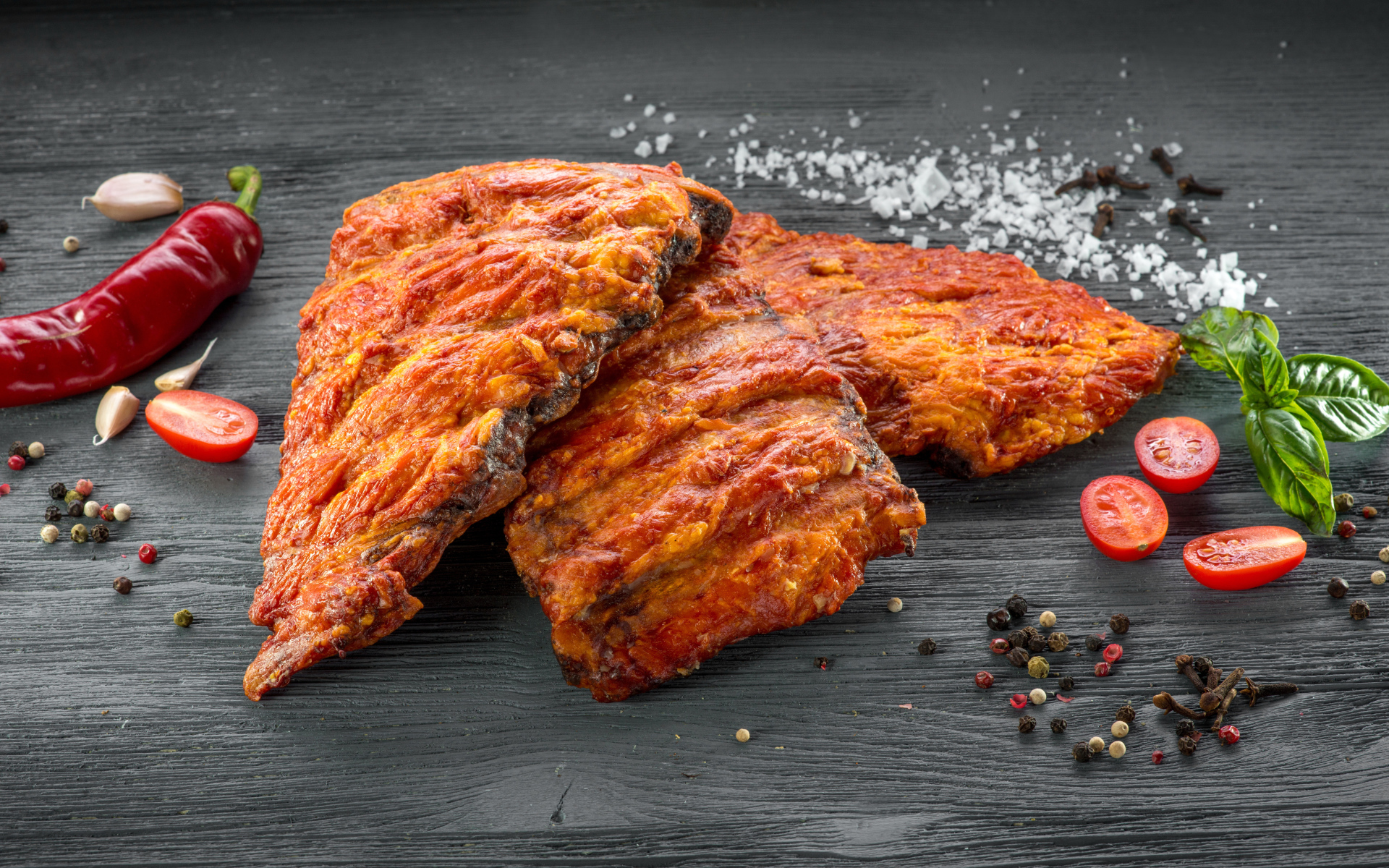 Копченые свиные ребрышки на столе со специями