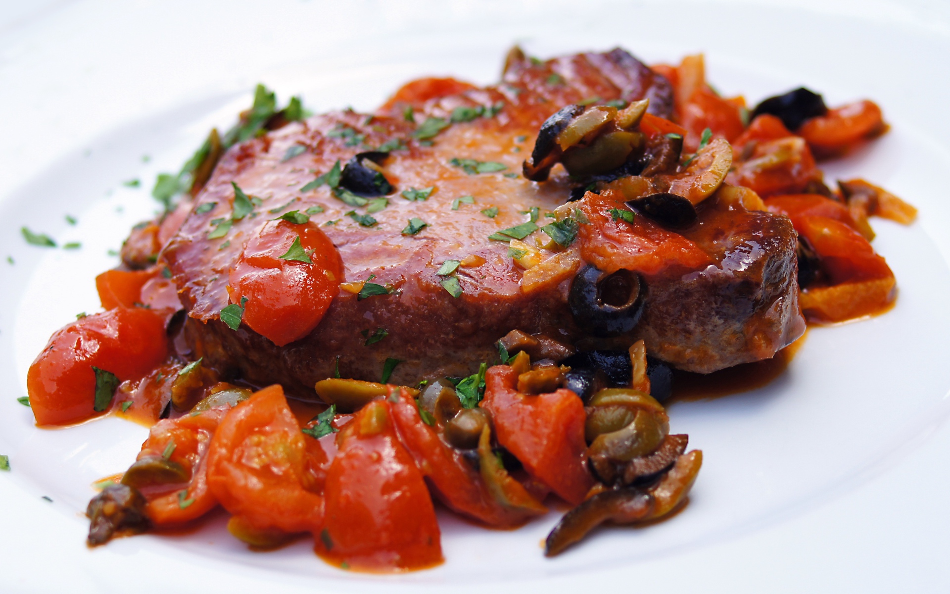 Стейк с овощами на большой белой тарелке