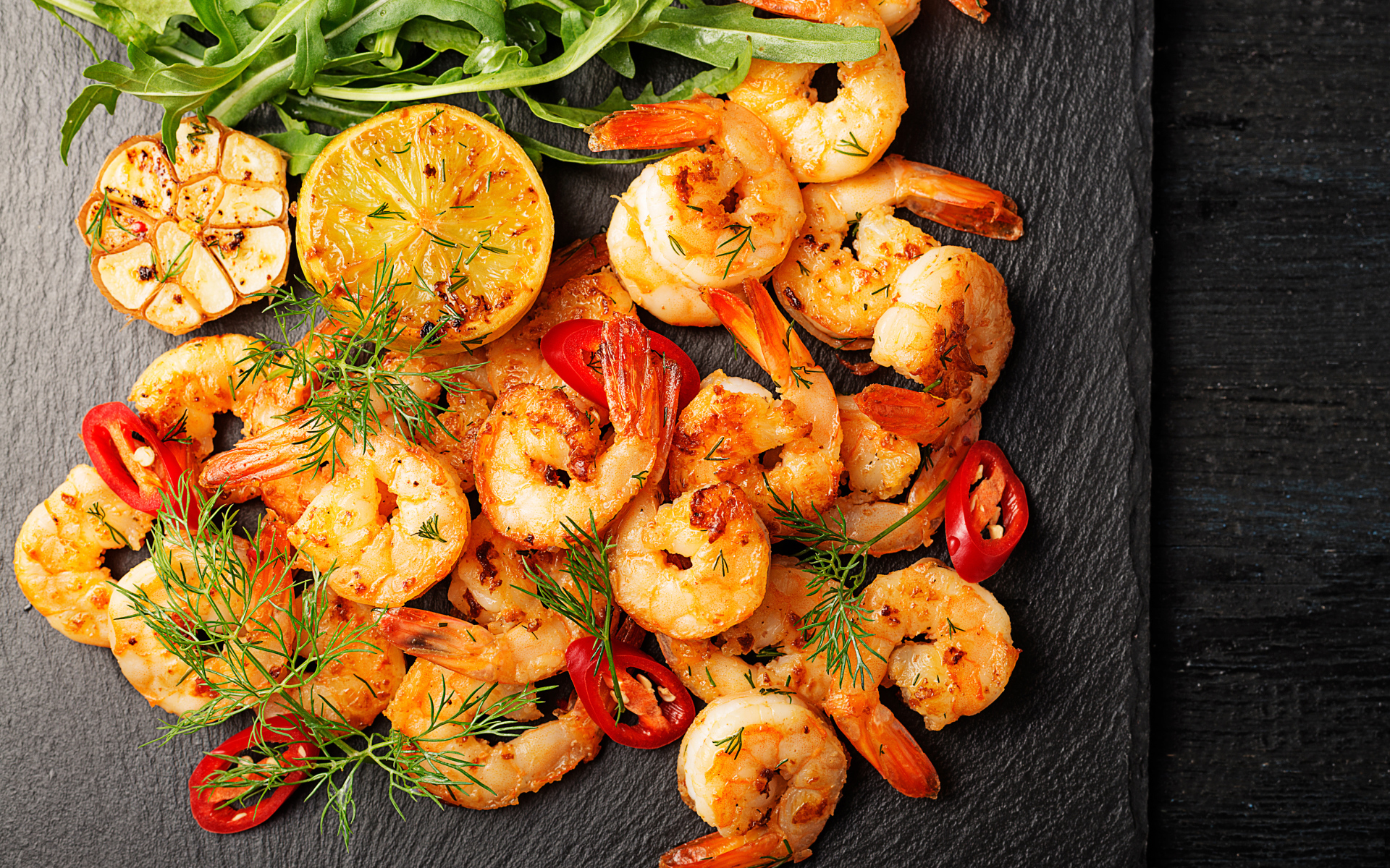 Жаренные креветки с чесноком, лимоном и красным перцем