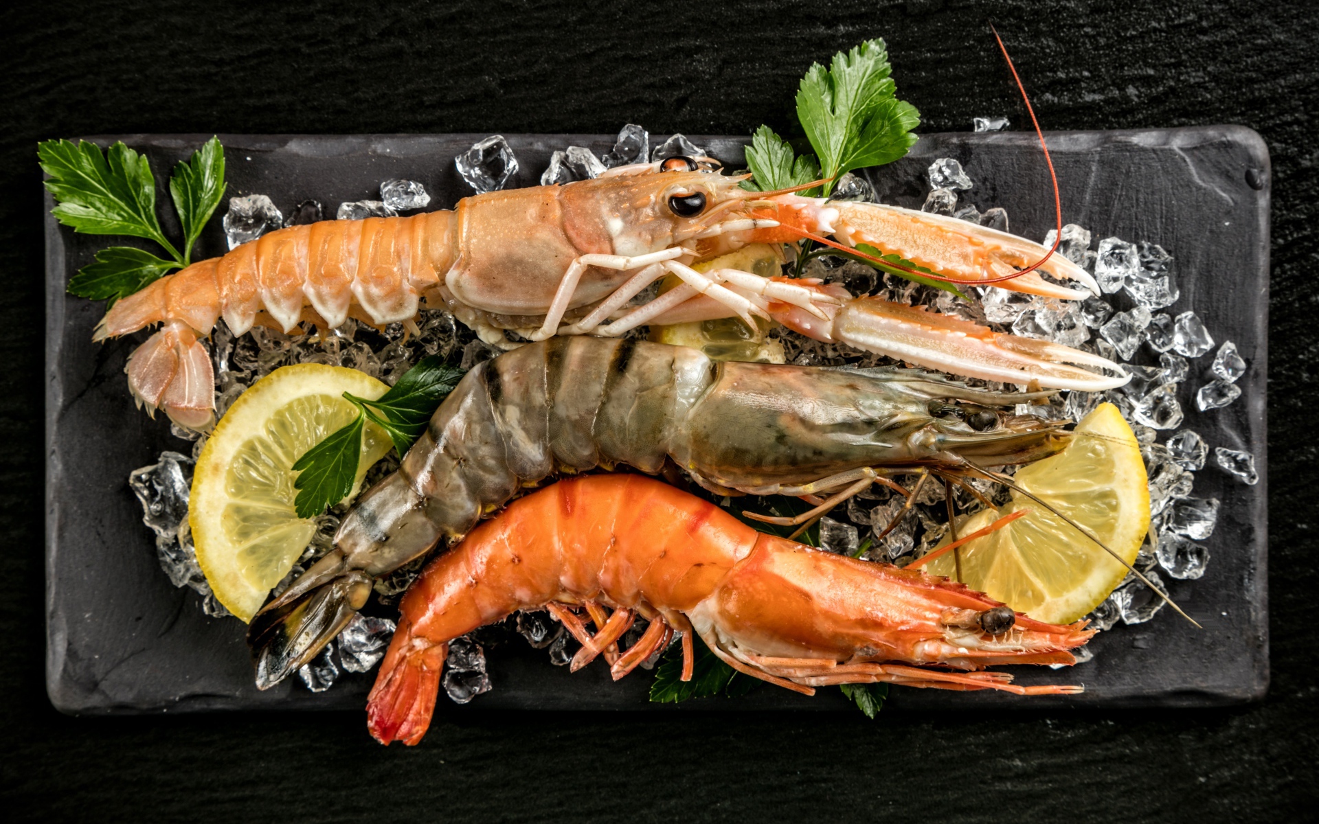 Большие креветки с кусочками лимона